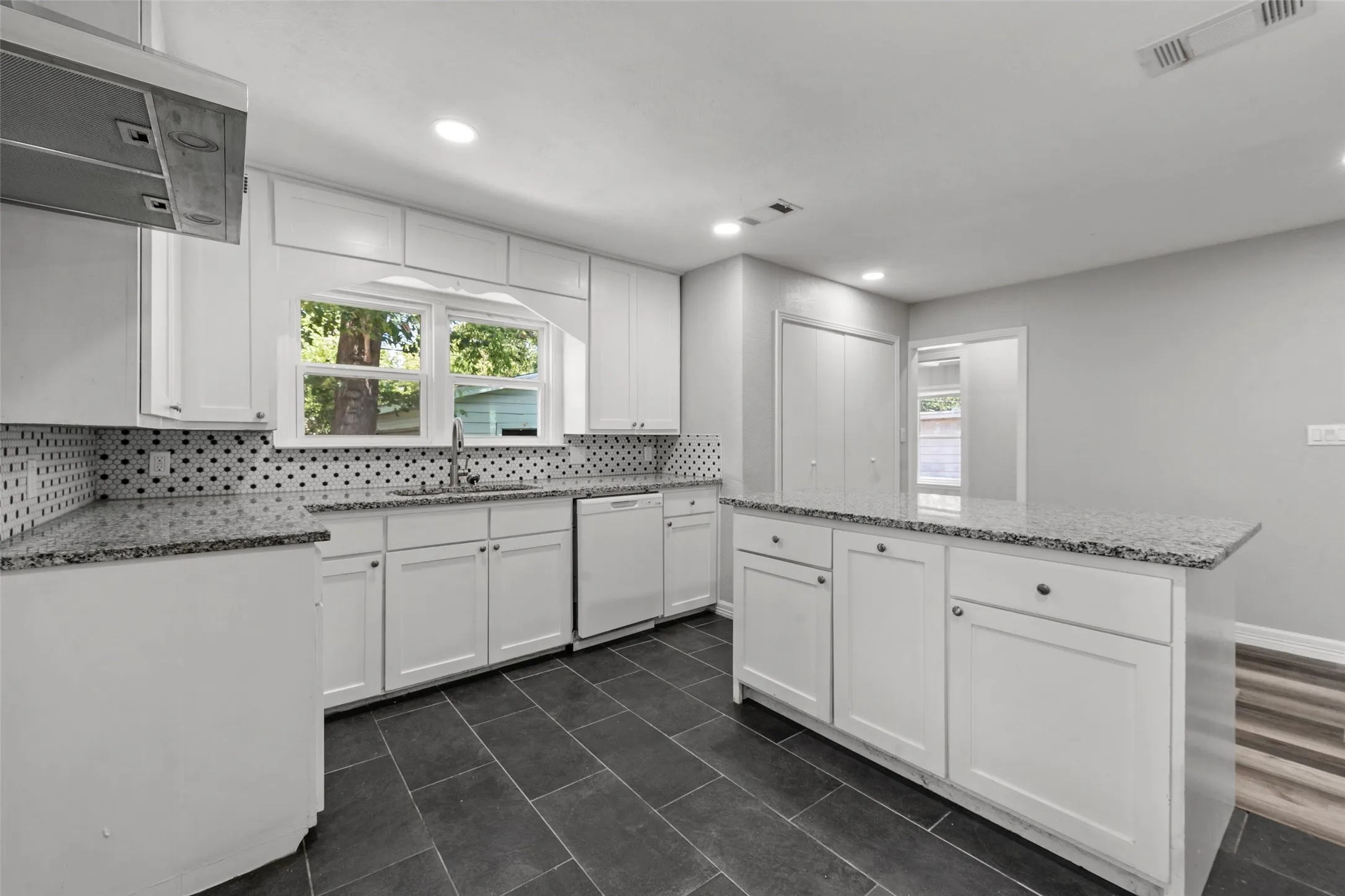 Single Family Residence For Rent in Mc Lennan County , 4529 Sanger Avenue, Waco, Texas 76710, 3 Bedroom, 2 Bathroom, 2 Garage spaces, 1,318 Sqft, built in 1953, mls#21389990, Real Estate Agent in Waco, Homes For Rent in Mc Lennan county, Homes For Rent in Waco, Realtor in Waco Texas, Real Estate Brokerage Independent Realty Texas, Luminita Cordes Realtor