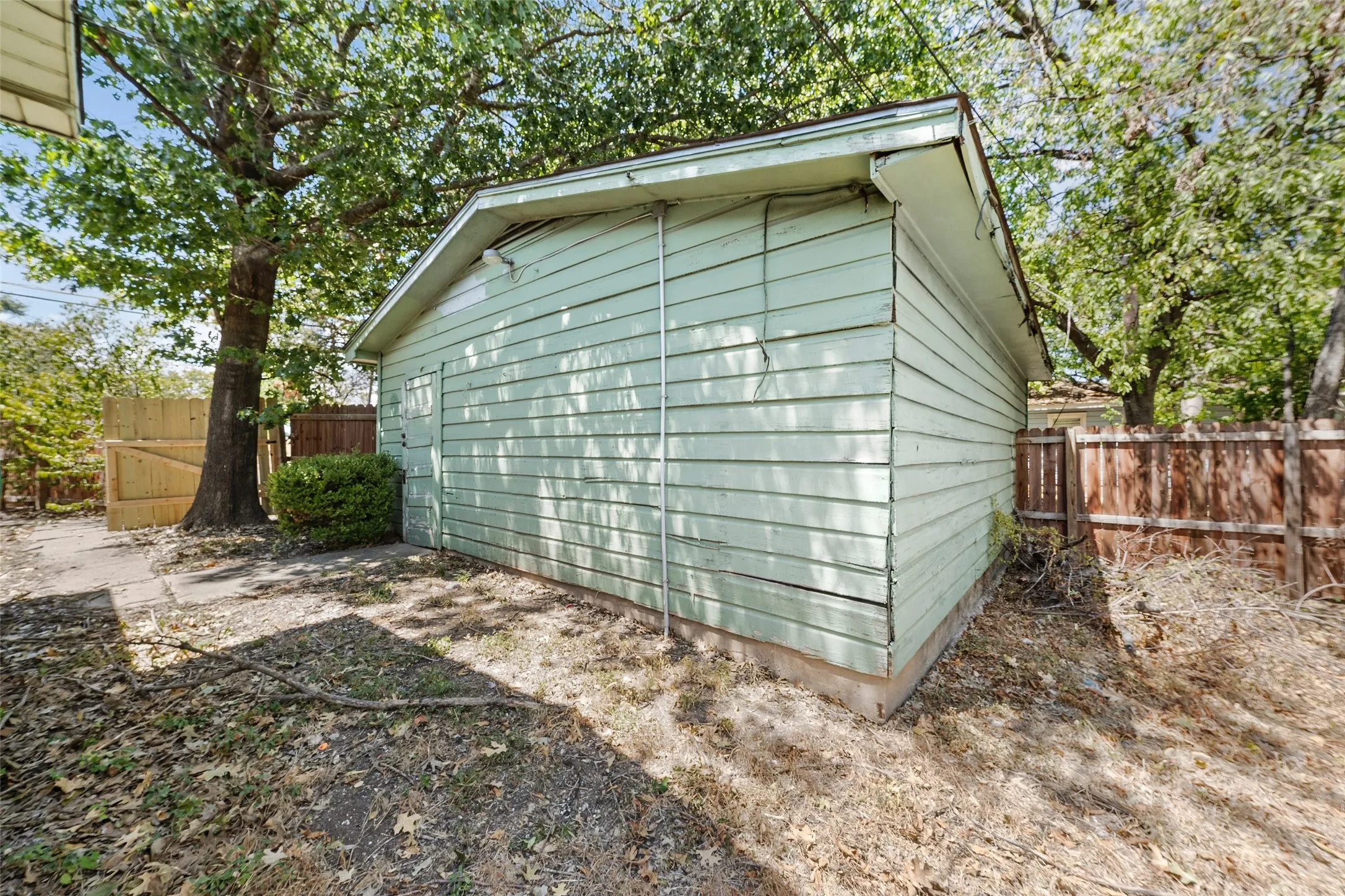Single Family Residence For Rent in Mc Lennan County , 4529 Sanger Avenue, Waco, Texas 76710, 3 Bedroom, 2 Bathroom, 2 Garage spaces, 1,318 Sqft, built in 1953, mls#21389990, Real Estate Agent in Waco, Homes For Rent in Mc Lennan county, Homes For Rent in Waco, Realtor in Waco Texas, Real Estate Brokerage Independent Realty Texas, Luminita Cordes Realtor