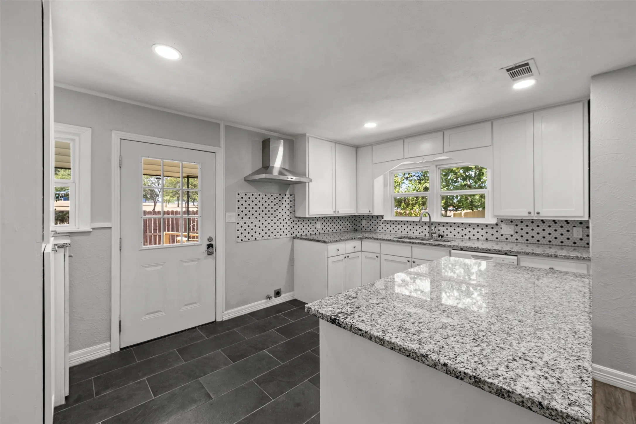 Single Family Residence For Rent in Mc Lennan County , 4529 Sanger Avenue, Waco, Texas 76710, 3 Bedroom, 2 Bathroom, 2 Garage spaces, 1,318 Sqft, built in 1953, mls#21389990, Real Estate Agent in Waco, Homes For Rent in Mc Lennan county, Homes For Rent in Waco, Realtor in Waco Texas, Real Estate Brokerage Independent Realty Texas, Luminita Cordes Realtor