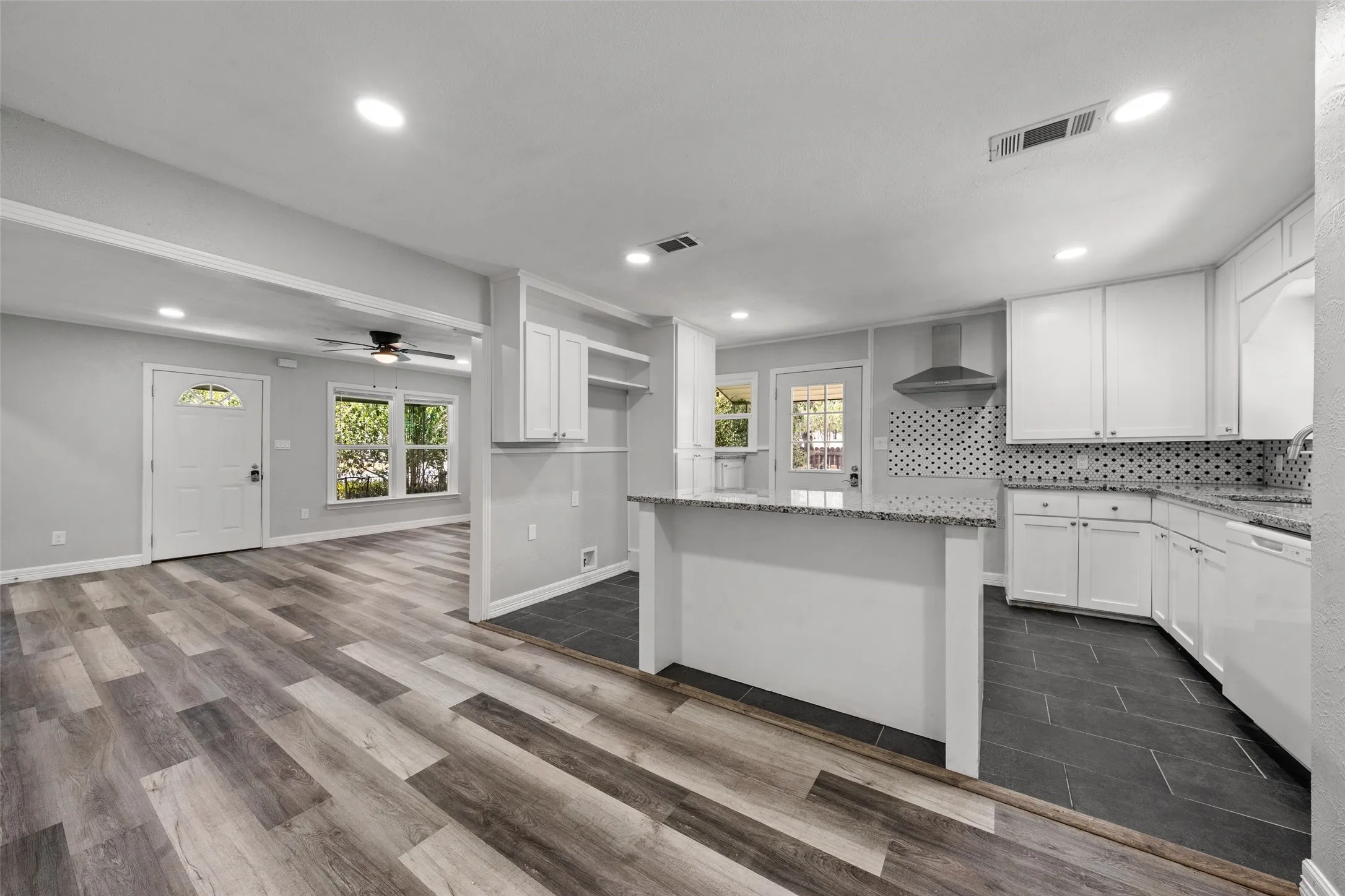 Single Family Residence For Rent in Mc Lennan County , 4529 Sanger Avenue, Waco, Texas 76710, 3 Bedroom, 2 Bathroom, 2 Garage spaces, 1,318 Sqft, built in 1953, mls#21389990, Real Estate Agent in Waco, Homes For Rent in Mc Lennan county, Homes For Rent in Waco, Realtor in Waco Texas, Real Estate Brokerage Independent Realty Texas, Luminita Cordes Realtor