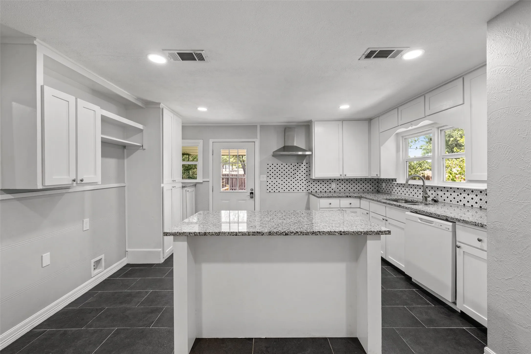 Single Family Residence For Rent in Mc Lennan County , 4529 Sanger Avenue, Waco, Texas 76710, 3 Bedroom, 2 Bathroom, 2 Garage spaces, 1,318 Sqft, built in 1953, mls#21389990, Real Estate Agent in Waco, Homes For Rent in Mc Lennan county, Homes For Rent in Waco, Realtor in Waco Texas, Real Estate Brokerage Independent Realty Texas, Luminita Cordes Realtor
