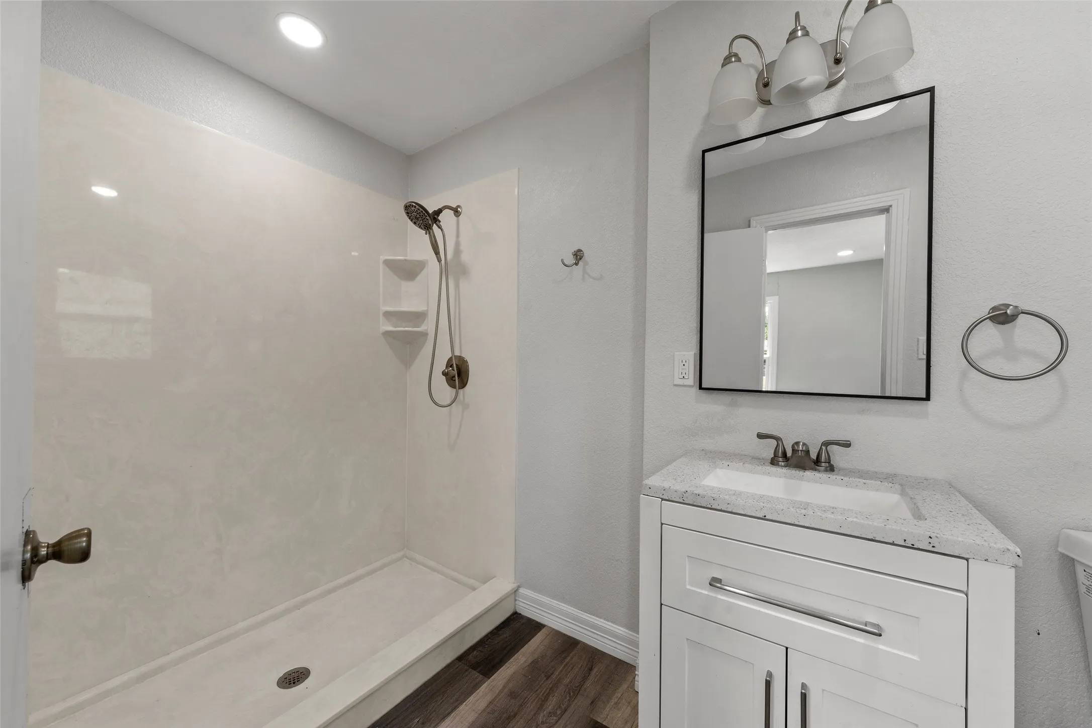 Single Family Residence For Rent in Mc Lennan County , 4529 Sanger Avenue, Waco, Texas 76710, 3 Bedroom, 2 Bathroom, 2 Garage spaces, 1,318 Sqft, built in 1953, mls#21389990, Real Estate Agent in Waco, Homes For Rent in Mc Lennan county, Homes For Rent in Waco, Realtor in Waco Texas, Real Estate Brokerage Independent Realty Texas, Luminita Cordes Realtor