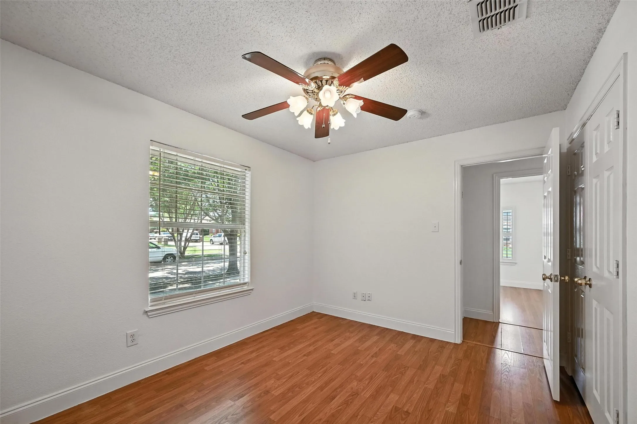 Single Family Residence For Rent in Collin County , 5025 Boxwood Lane, Mc Kinney, Texas 75070, 3 Bedroom, 2 Bathroom, 2 Garage spaces, 1,743 Sqft, built in 1999, mls#21391134, Real Estate Agent in Mc Kinney, Homes For Rent in Collin county, Homes For Rent in Mc Kinney, Realtor in Mc Kinney Texas, Real Estate Brokerage Independent Realty Texas, Luminita Cordes Realtor
