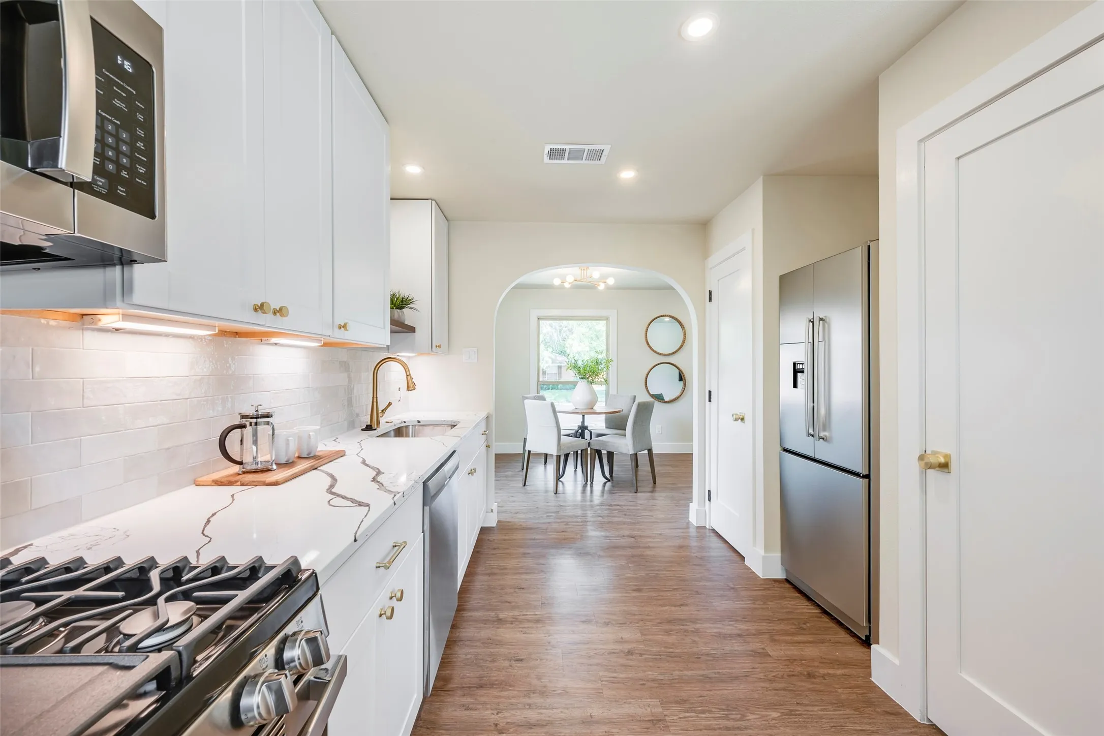 Single Family Residence For Sale in Dallas County , 10256 Casa View Drive, Dallas, Texas 75228, 3 Bedroom, 2 Bathroom, 2 Garage spaces, 1,239 Sqft, built in 1953, mls#21390295, Real Estate Agent in Dallas, Homes For Sale in Dallas county, Homes For Sale in Dallas, Realtor in Dallas Texas, Real Estate Brokerage Independent Realty Texas, Luminita Cordes Realtor