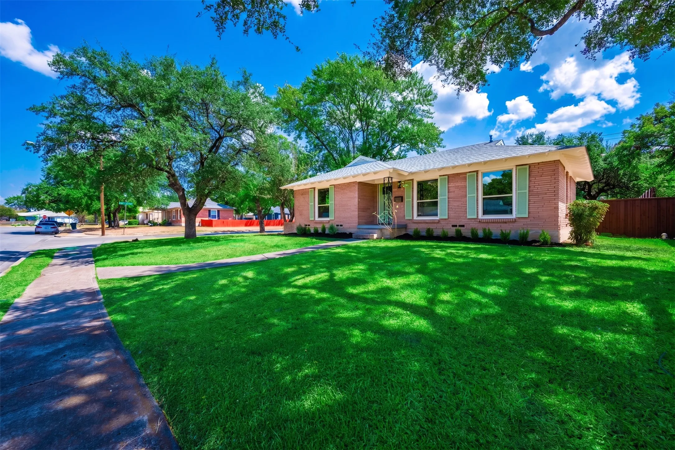 Single Family Residence For Sale in Dallas County , 10256 Casa View Drive, Dallas, Texas 75228, 3 Bedroom, 2 Bathroom, 2 Garage spaces, 1,239 Sqft, built in 1953, mls#21390295, Real Estate Agent in Dallas, Homes For Sale in Dallas county, Homes For Sale in Dallas, Realtor in Dallas Texas, Real Estate Brokerage Independent Realty Texas, Luminita Cordes Realtor