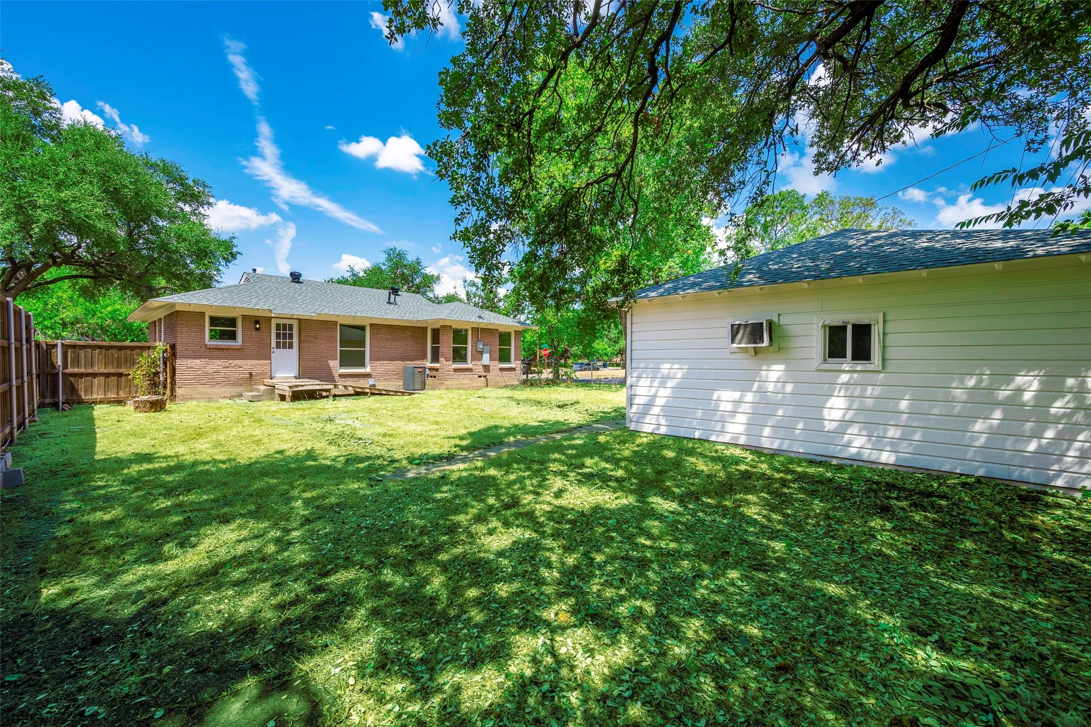 Single Family Residence For Sale in Dallas County , 10256 Casa View Drive, Dallas, Texas 75228, 3 Bedroom, 2 Bathroom, 2 Garage spaces, 1,239 Sqft, built in 1953, mls#21390295, Real Estate Agent in Dallas, Homes For Sale in Dallas county, Homes For Sale in Dallas, Realtor in Dallas Texas, Real Estate Brokerage Independent Realty Texas, Luminita Cordes Realtor