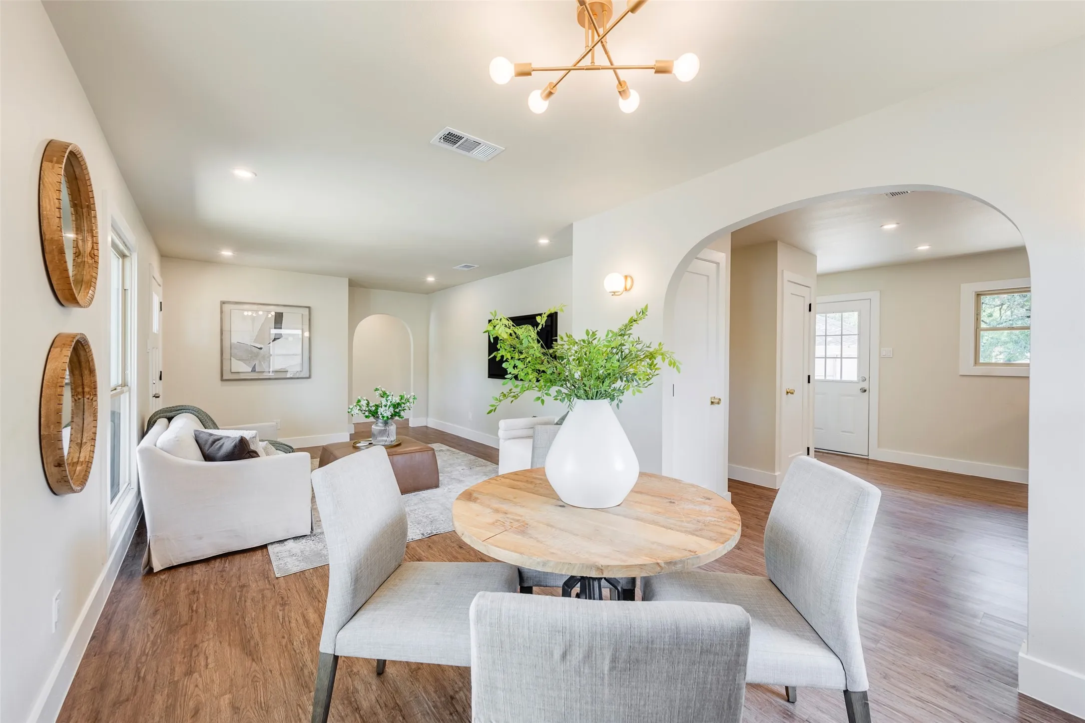 Single Family Residence For Sale in Dallas County , 10256 Casa View Drive, Dallas, Texas 75228, 3 Bedroom, 2 Bathroom, 2 Garage spaces, 1,239 Sqft, built in 1953, mls#21390295, Real Estate Agent in Dallas, Homes For Sale in Dallas county, Homes For Sale in Dallas, Realtor in Dallas Texas, Real Estate Brokerage Independent Realty Texas, Luminita Cordes Realtor