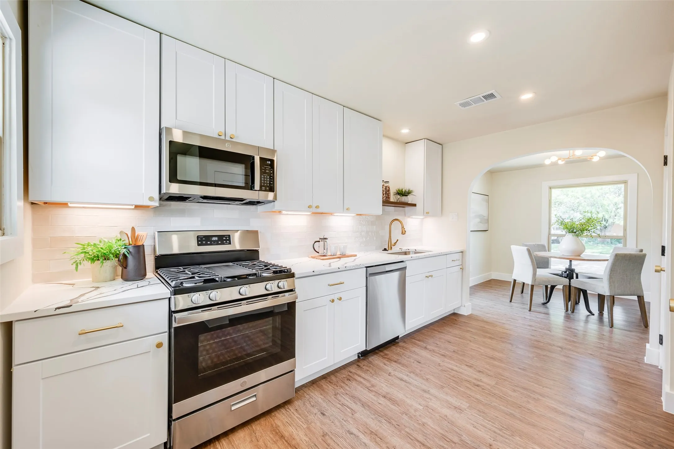 Single Family Residence For Sale in Dallas County , 10256 Casa View Drive, Dallas, Texas 75228, 3 Bedroom, 2 Bathroom, 2 Garage spaces, 1,239 Sqft, built in 1953, mls#21390295, Real Estate Agent in Dallas, Homes For Sale in Dallas county, Homes For Sale in Dallas, Realtor in Dallas Texas, Real Estate Brokerage Independent Realty Texas, Luminita Cordes Realtor