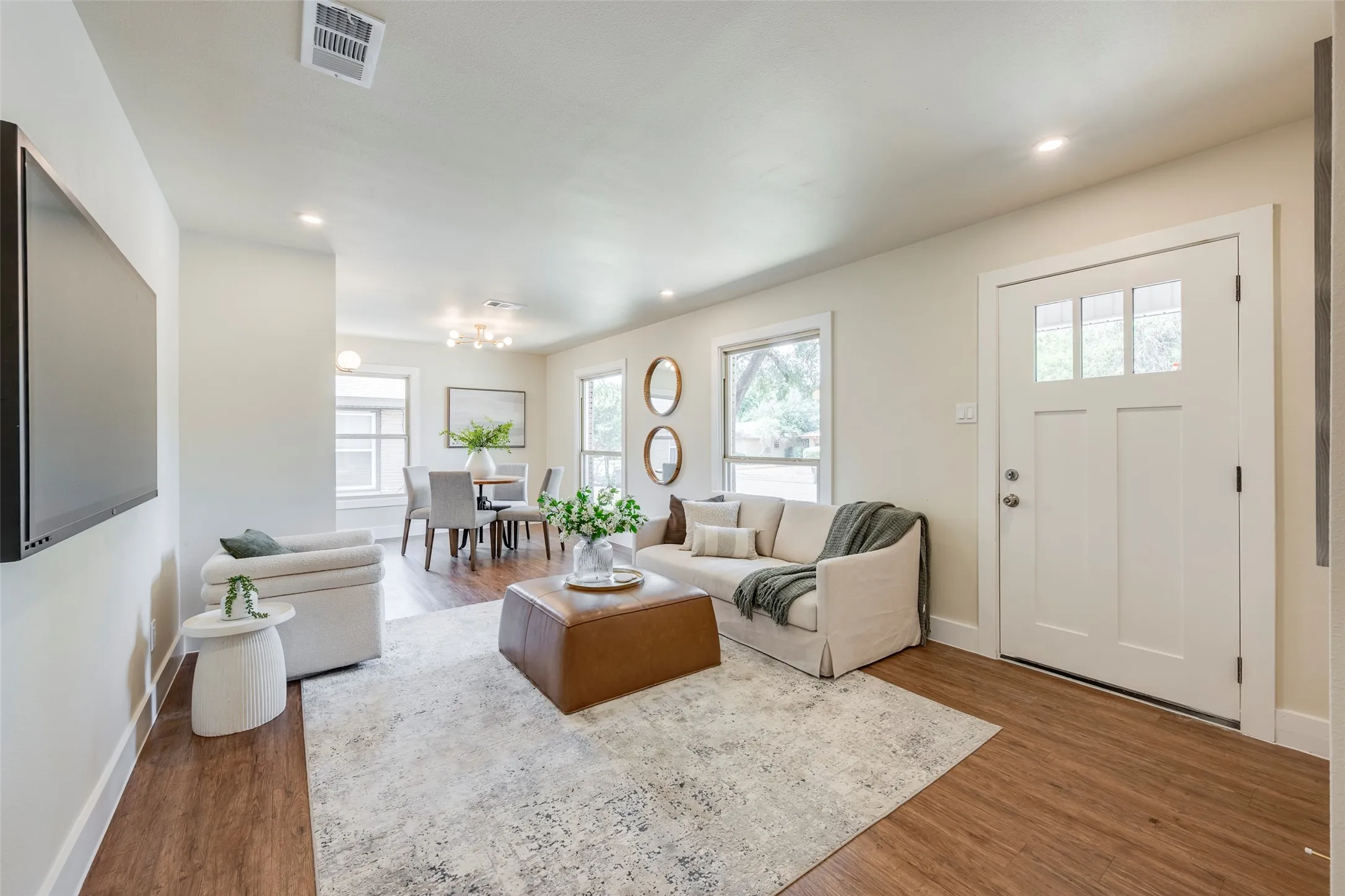 Single Family Residence For Sale in Dallas County , 10256 Casa View Drive, Dallas, Texas 75228, 3 Bedroom, 2 Bathroom, 2 Garage spaces, 1,239 Sqft, built in 1953, mls#21390295, Real Estate Agent in Dallas, Homes For Sale in Dallas county, Homes For Sale in Dallas, Realtor in Dallas Texas, Real Estate Brokerage Independent Realty Texas, Luminita Cordes Realtor