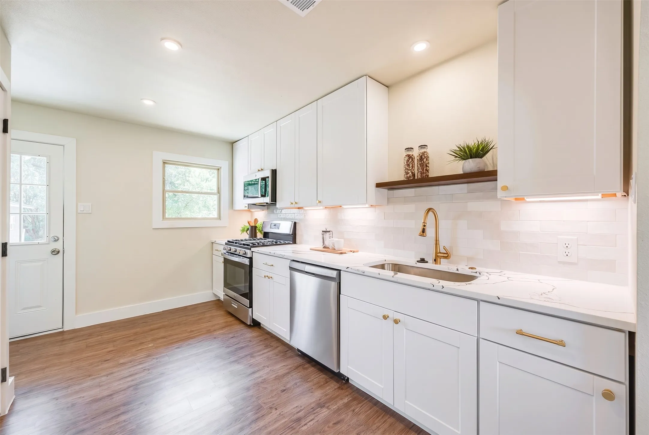 Single Family Residence For Sale in Dallas County , 10256 Casa View Drive, Dallas, Texas 75228, 3 Bedroom, 2 Bathroom, 2 Garage spaces, 1,239 Sqft, built in 1953, mls#21390295, Real Estate Agent in Dallas, Homes For Sale in Dallas county, Homes For Sale in Dallas, Realtor in Dallas Texas, Real Estate Brokerage Independent Realty Texas, Luminita Cordes Realtor