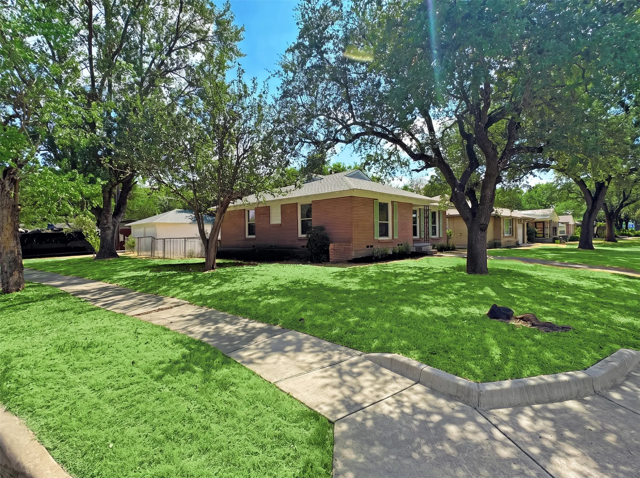 Single Family Residence For Sale in Dallas County , 10256 Casa View Drive, Dallas, Texas 75228, 3 Bedroom, 2 Bathroom, 2 Garage spaces, 1,239 Sqft, built in 1953, mls#21390295, Real Estate Agent in Dallas, Homes For Sale in Dallas county, Homes For Sale in Dallas, Realtor in Dallas Texas, Real Estate Brokerage Independent Realty Texas, Luminita Cordes Realtor