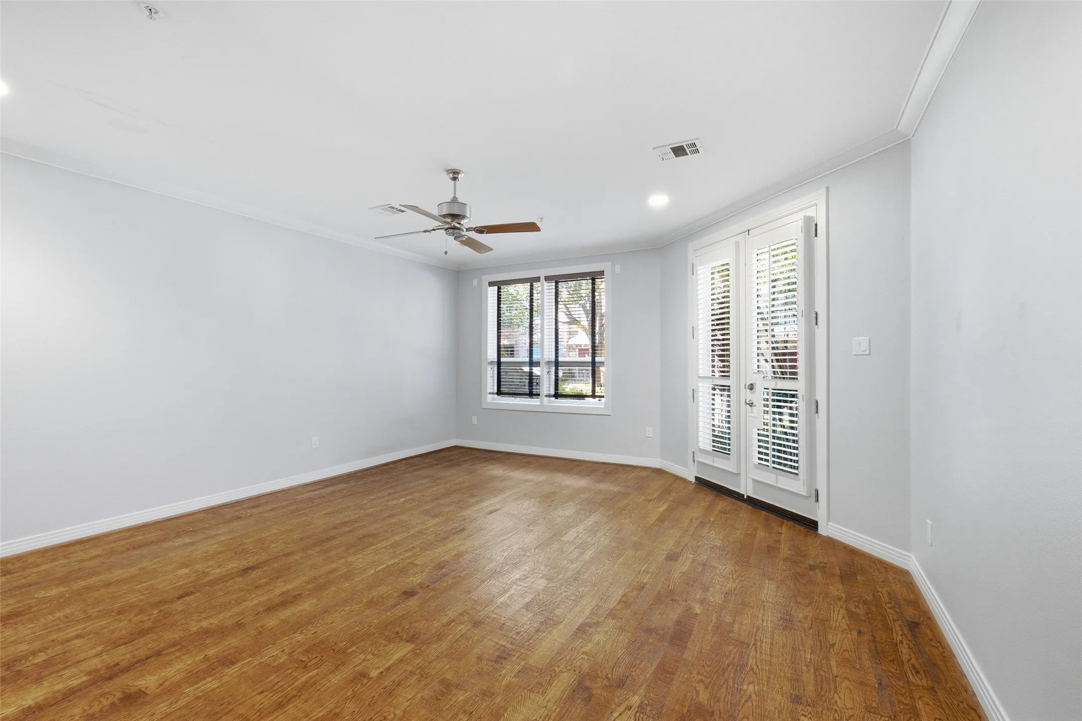 A 16x18 room on the entry level with hardwoods and a full bath nearby: guest suite or office