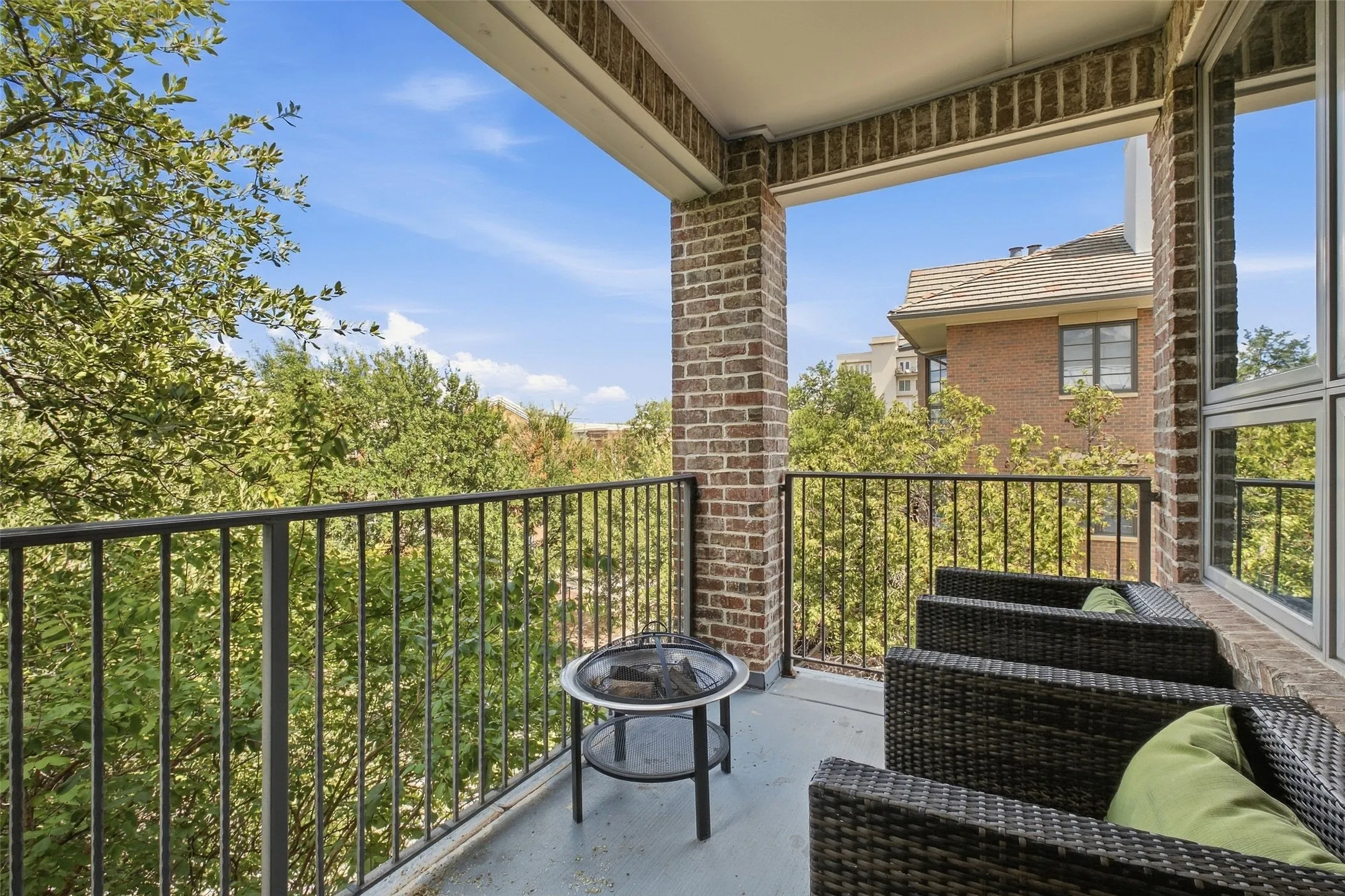 A second private balcony up in the treetops - the quiet end of the house