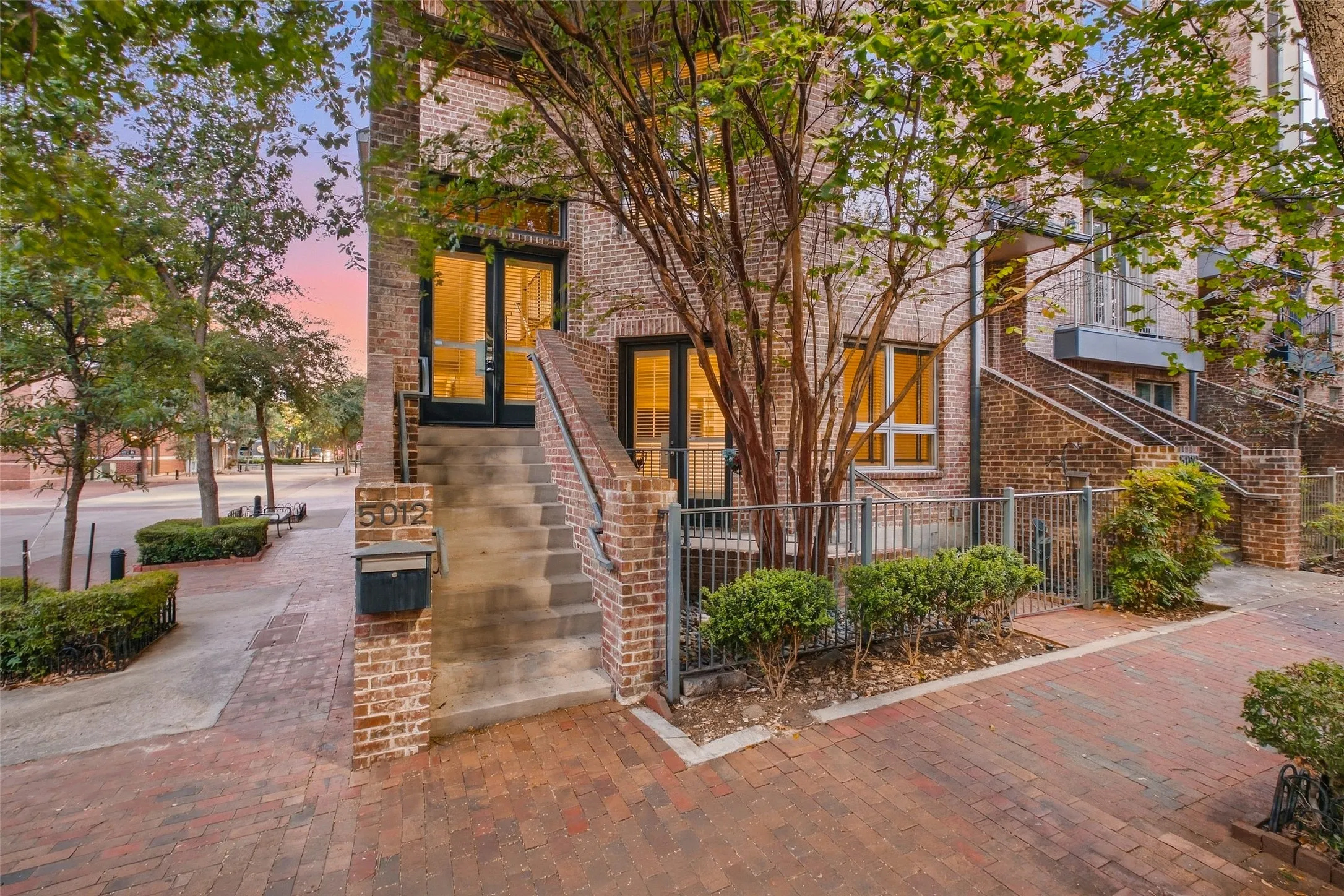 A proper walk-up front door, with sidewalk cafes and the Circle just a few blocks away
