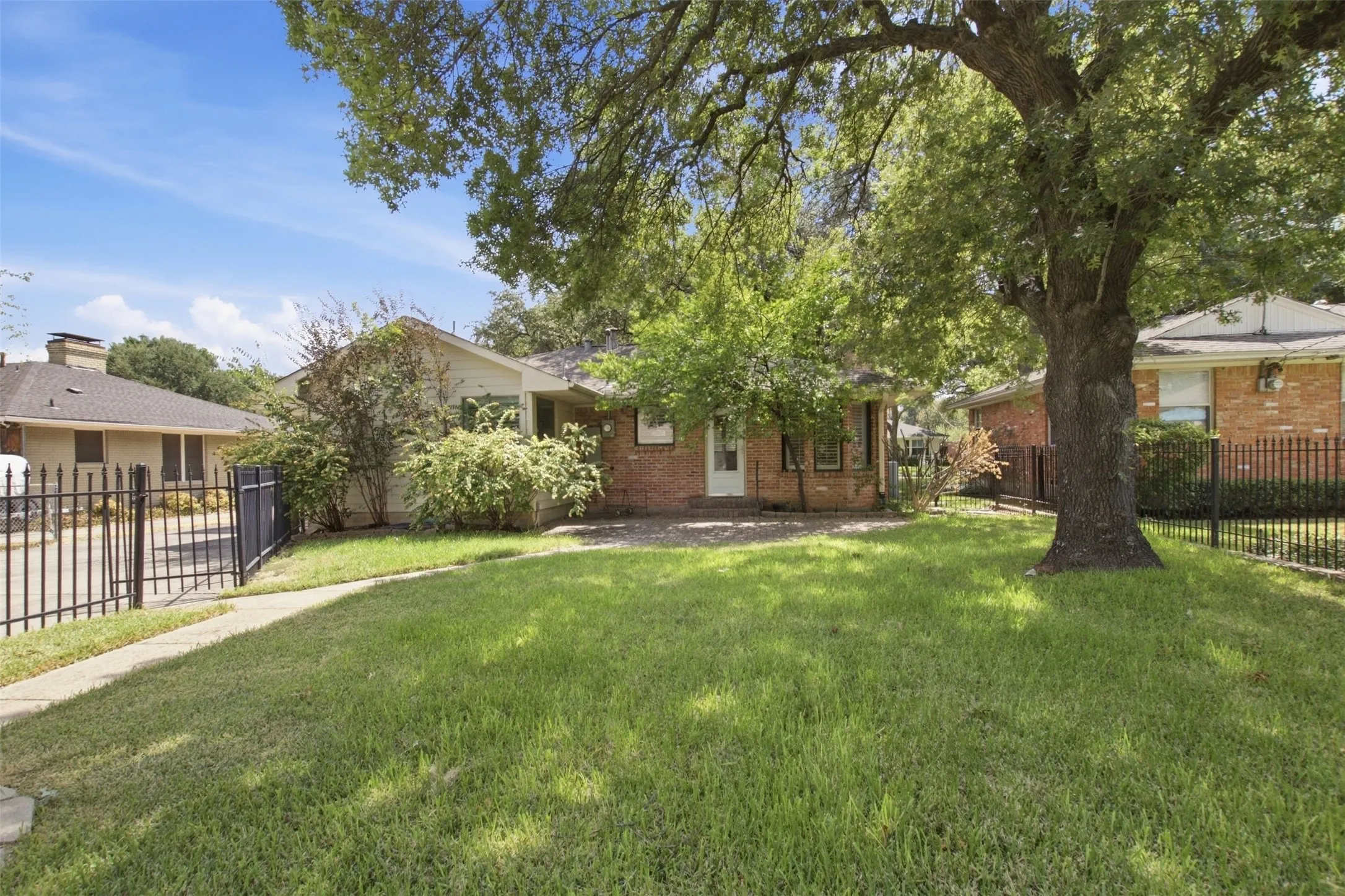 Single Family Residence For Rent in Dallas County , 6445 Glennox Lane, Dallas, Texas 75214, 2 Bedroom, 2 Bathroom, 2 Garage spaces, 1,373 Sqft, built in 1954, mls#21390656, Real Estate Agent in Dallas, Homes For Rent in Dallas county, Homes For Rent in Dallas, Realtor in Dallas Texas, Real Estate Brokerage Independent Realty Texas, Luminita Cordes Realtor