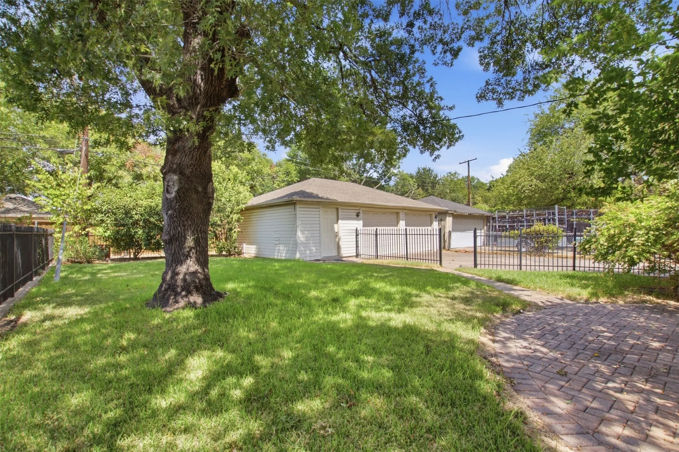 Single Family Residence For Rent in Dallas County , 6445 Glennox Lane, Dallas, Texas 75214, 2 Bedroom, 2 Bathroom, 2 Garage spaces, 1,373 Sqft, built in 1954, mls#21390656, Real Estate Agent in Dallas, Homes For Rent in Dallas county, Homes For Rent in Dallas, Realtor in Dallas Texas, Real Estate Brokerage Independent Realty Texas, Luminita Cordes Realtor