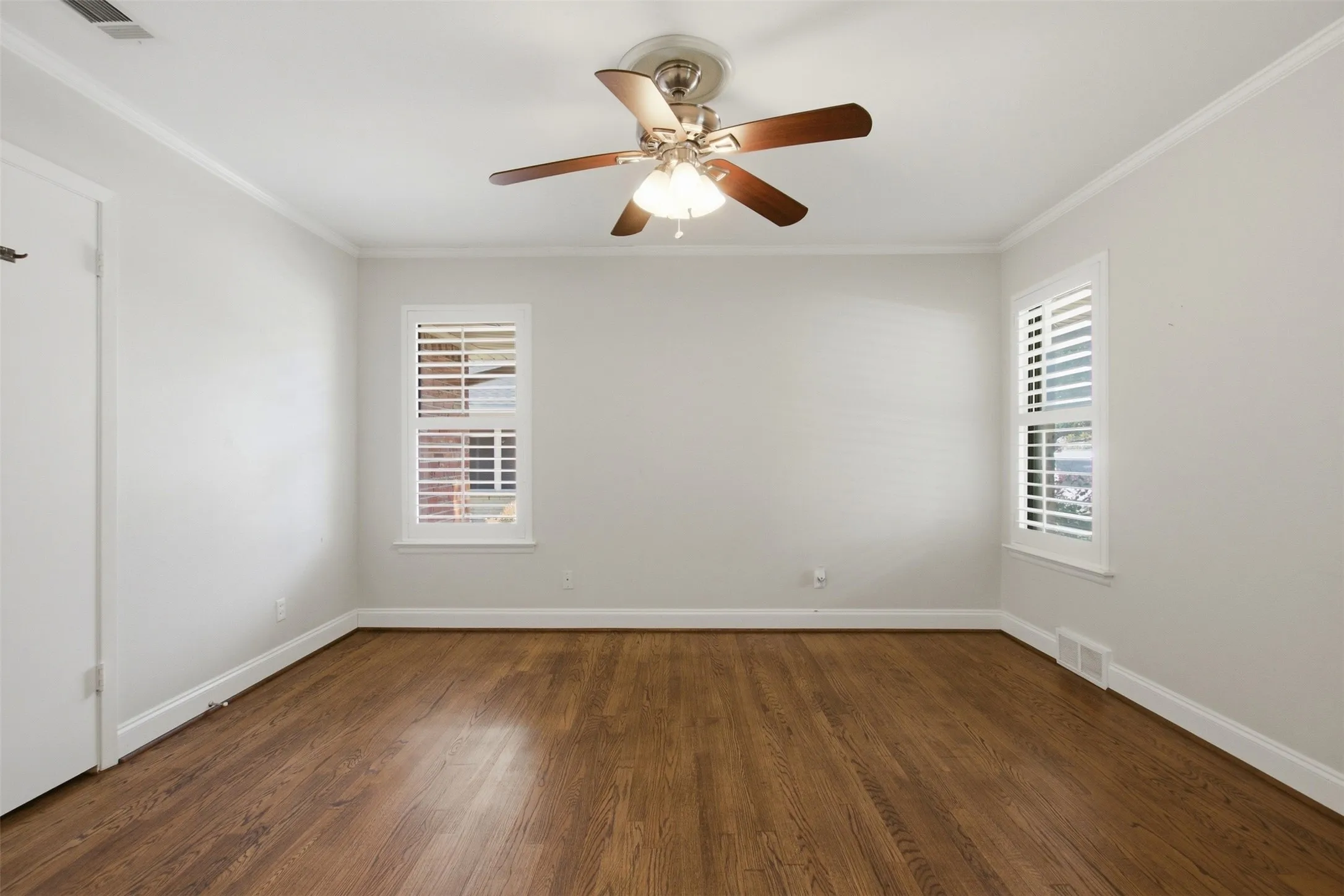 Single Family Residence For Rent in Dallas County , 6445 Glennox Lane, Dallas, Texas 75214, 2 Bedroom, 2 Bathroom, 2 Garage spaces, 1,373 Sqft, built in 1954, mls#21390656, Real Estate Agent in Dallas, Homes For Rent in Dallas county, Homes For Rent in Dallas, Realtor in Dallas Texas, Real Estate Brokerage Independent Realty Texas, Luminita Cordes Realtor