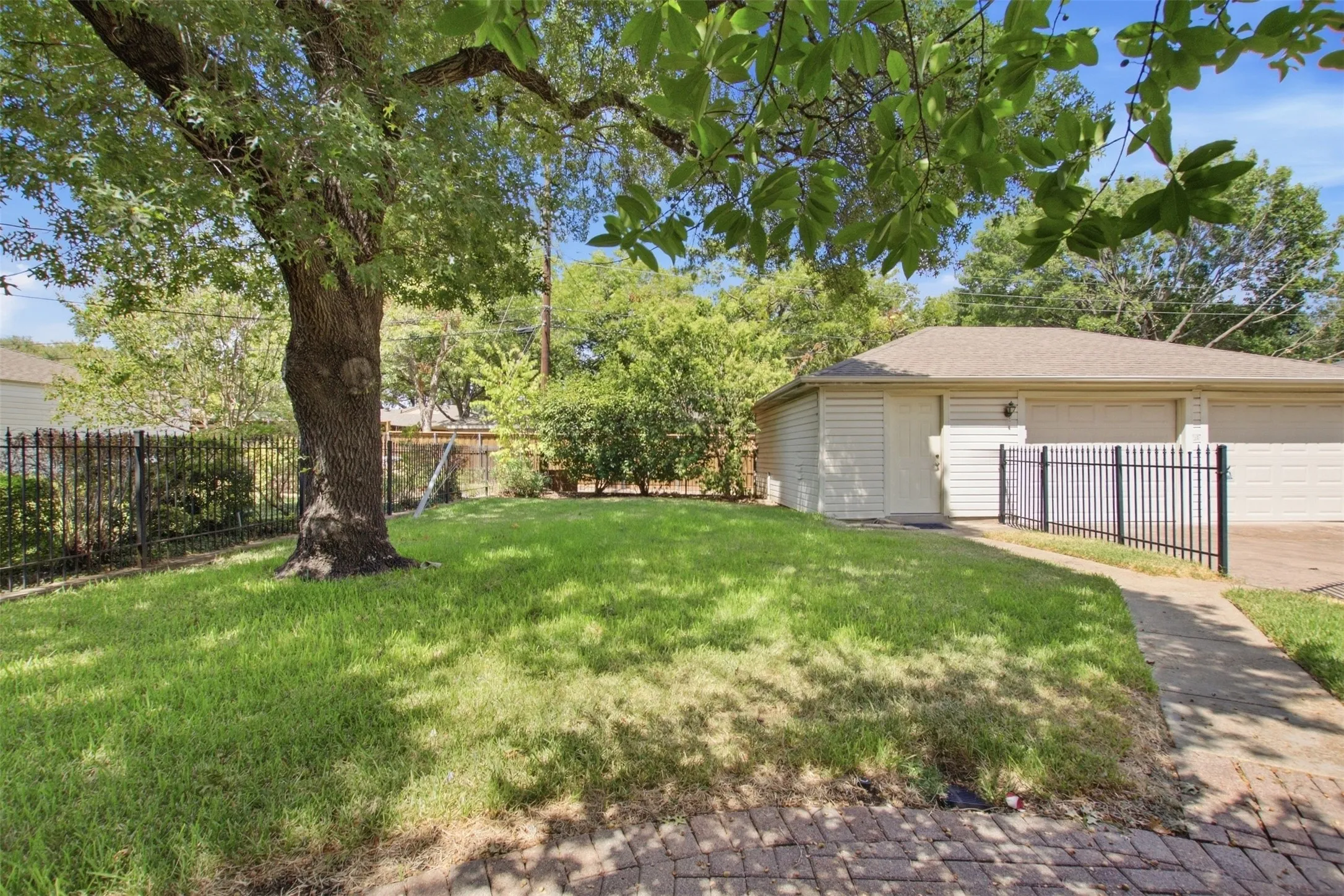 Single Family Residence For Rent in Dallas County , 6445 Glennox Lane, Dallas, Texas 75214, 2 Bedroom, 2 Bathroom, 2 Garage spaces, 1,373 Sqft, built in 1954, mls#21390656, Real Estate Agent in Dallas, Homes For Rent in Dallas county, Homes For Rent in Dallas, Realtor in Dallas Texas, Real Estate Brokerage Independent Realty Texas, Luminita Cordes Realtor