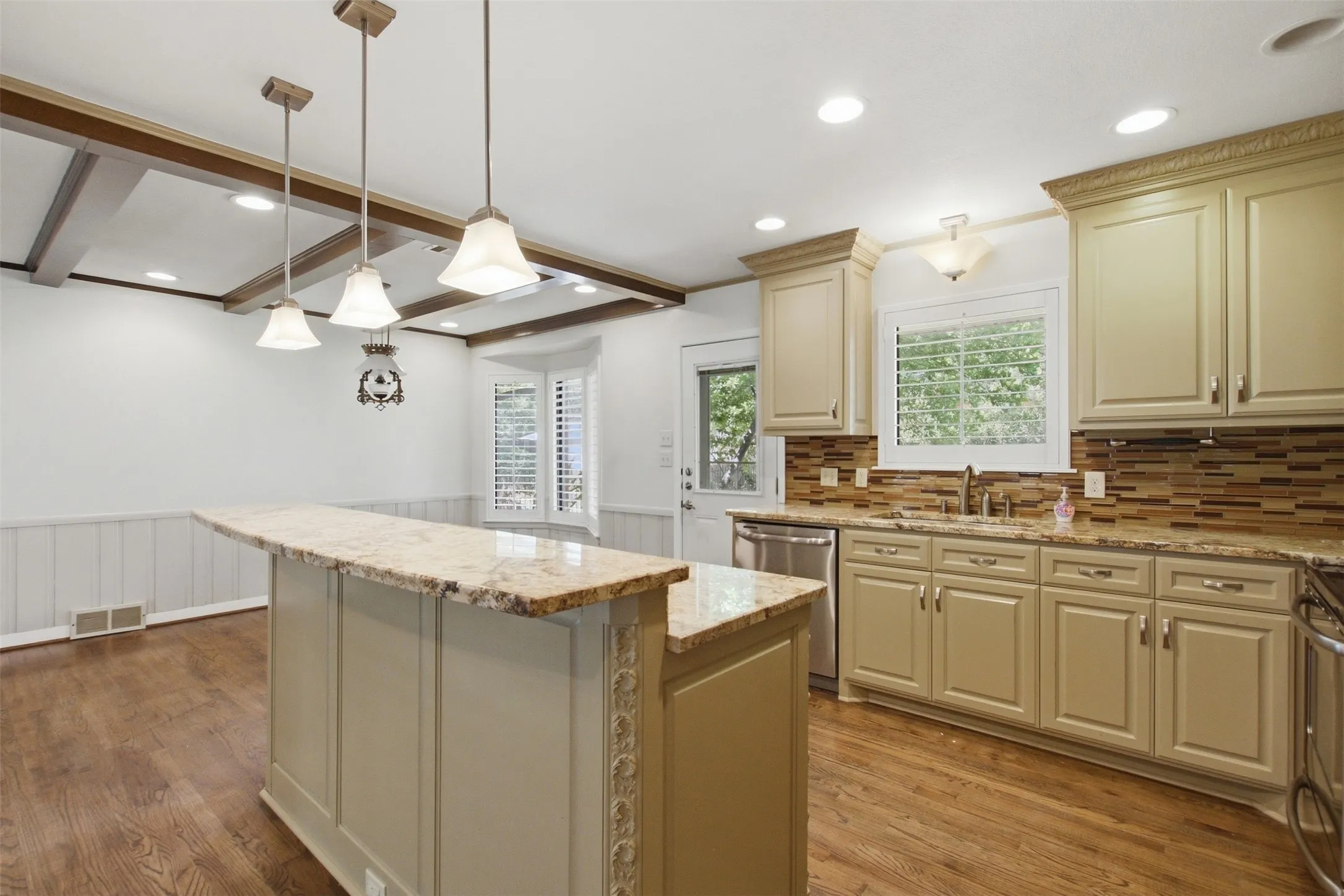 Single Family Residence For Rent in Dallas County , 6445 Glennox Lane, Dallas, Texas 75214, 2 Bedroom, 2 Bathroom, 2 Garage spaces, 1,373 Sqft, built in 1954, mls#21390656, Real Estate Agent in Dallas, Homes For Rent in Dallas county, Homes For Rent in Dallas, Realtor in Dallas Texas, Real Estate Brokerage Independent Realty Texas, Luminita Cordes Realtor