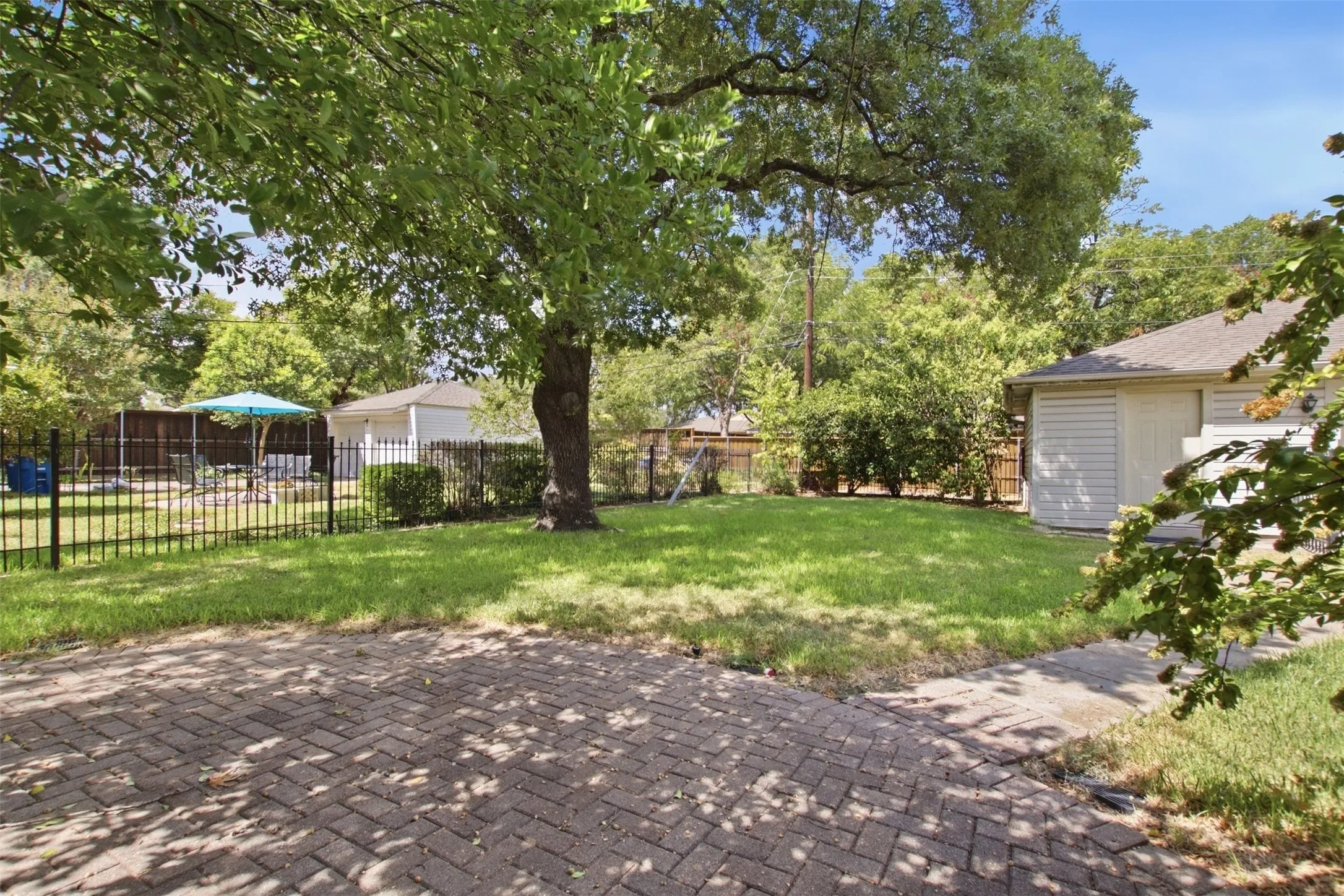 Single Family Residence For Rent in Dallas County , 6445 Glennox Lane, Dallas, Texas 75214, 2 Bedroom, 2 Bathroom, 2 Garage spaces, 1,373 Sqft, built in 1954, mls#21390656, Real Estate Agent in Dallas, Homes For Rent in Dallas county, Homes For Rent in Dallas, Realtor in Dallas Texas, Real Estate Brokerage Independent Realty Texas, Luminita Cordes Realtor