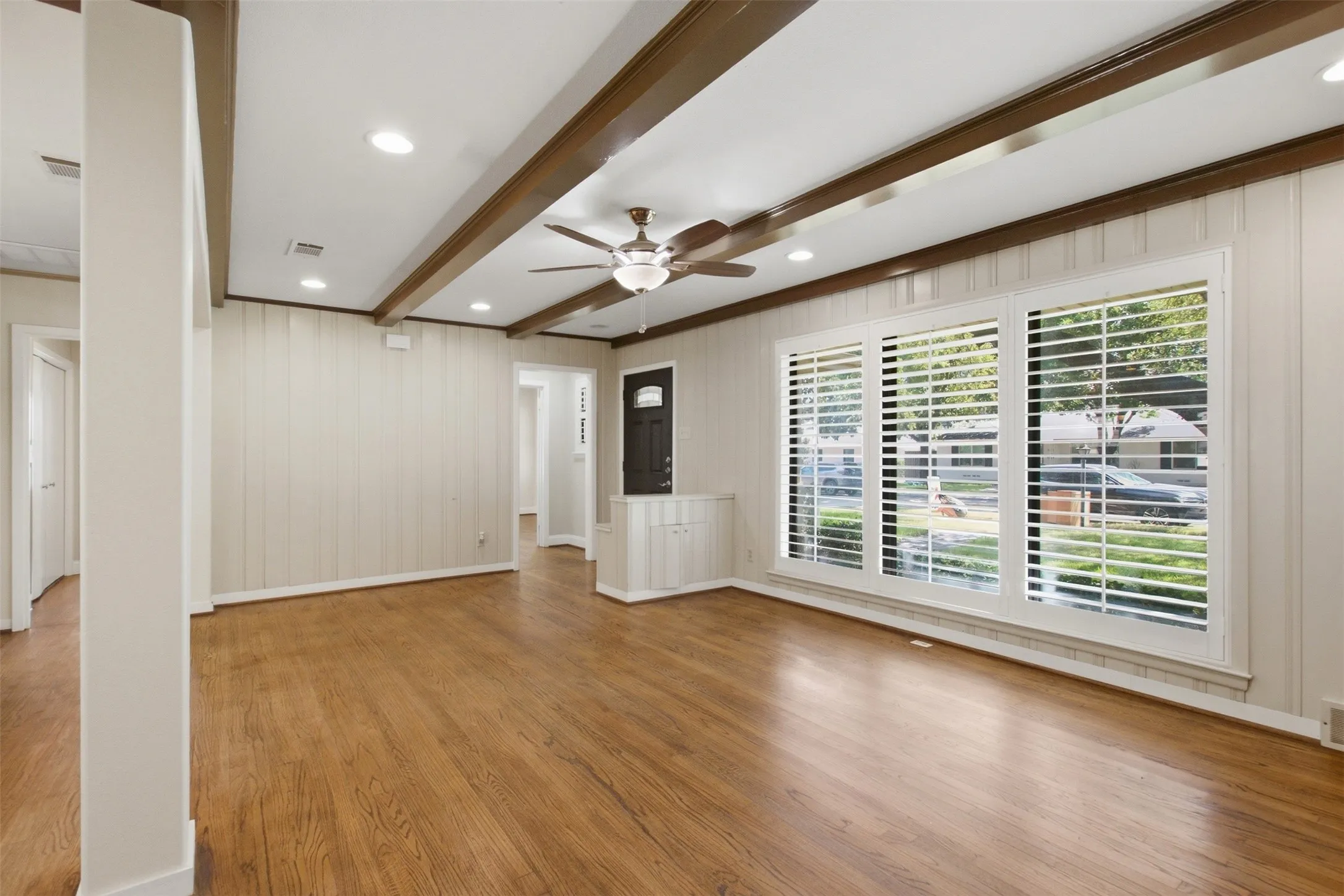 Single Family Residence For Rent in Dallas County , 6445 Glennox Lane, Dallas, Texas 75214, 2 Bedroom, 2 Bathroom, 2 Garage spaces, 1,373 Sqft, built in 1954, mls#21390656, Real Estate Agent in Dallas, Homes For Rent in Dallas county, Homes For Rent in Dallas, Realtor in Dallas Texas, Real Estate Brokerage Independent Realty Texas, Luminita Cordes Realtor
