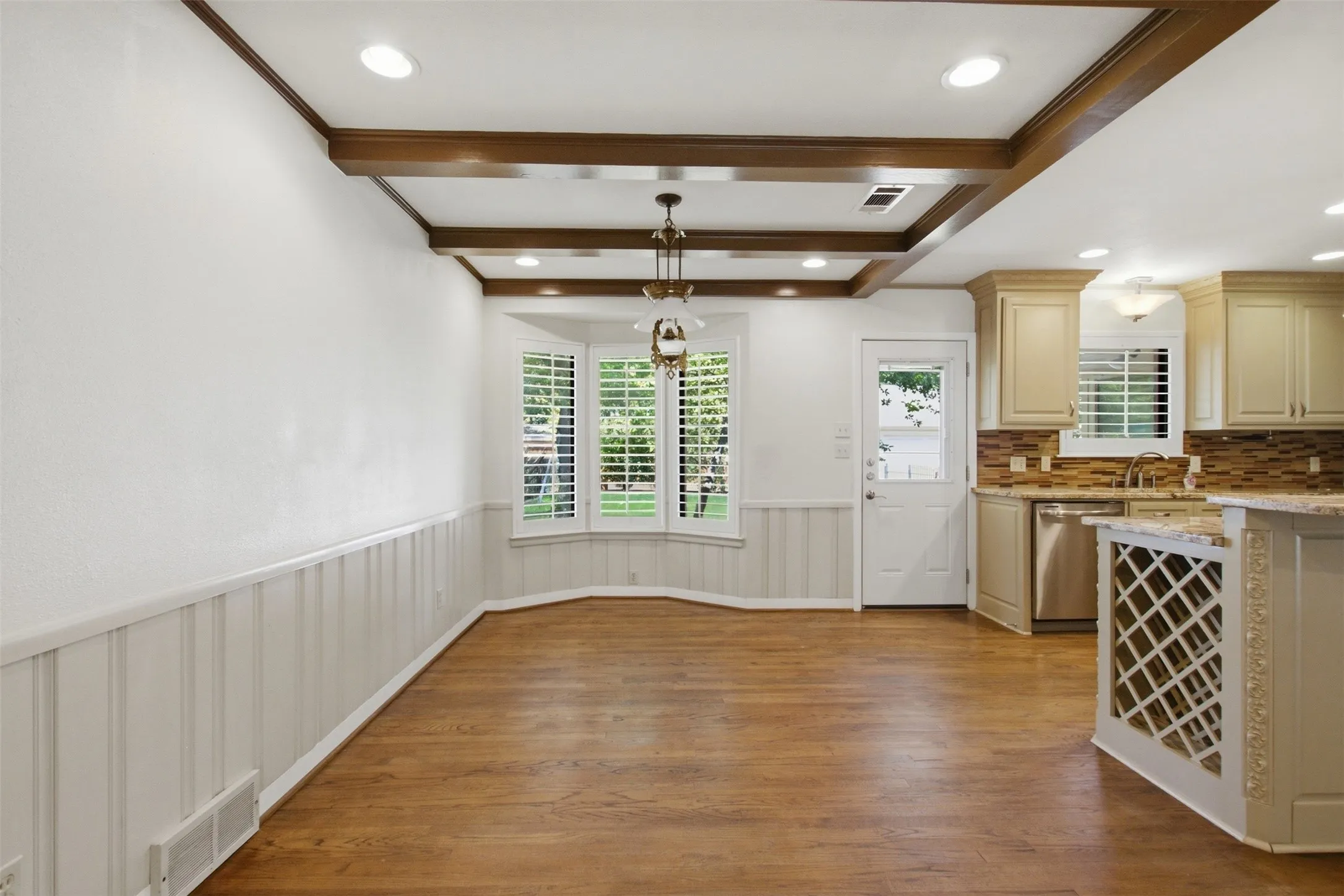 Single Family Residence For Rent in Dallas County , 6445 Glennox Lane, Dallas, Texas 75214, 2 Bedroom, 2 Bathroom, 2 Garage spaces, 1,373 Sqft, built in 1954, mls#21390656, Real Estate Agent in Dallas, Homes For Rent in Dallas county, Homes For Rent in Dallas, Realtor in Dallas Texas, Real Estate Brokerage Independent Realty Texas, Luminita Cordes Realtor