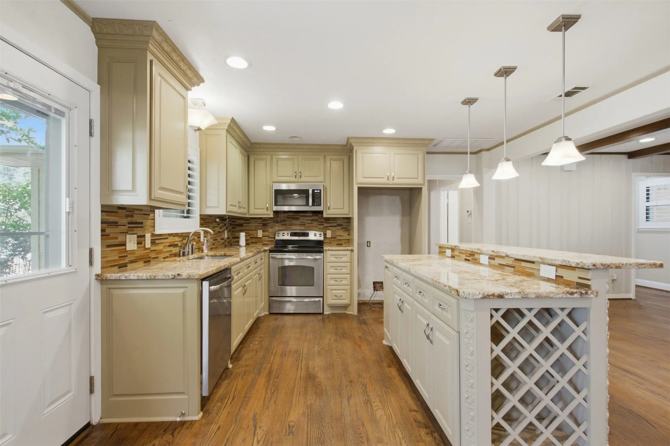 Single Family Residence For Rent in Dallas County , 6445 Glennox Lane, Dallas, Texas 75214, 2 Bedroom, 2 Bathroom, 2 Garage spaces, 1,373 Sqft, built in 1954, mls#21390656, Real Estate Agent in Dallas, Homes For Rent in Dallas county, Homes For Rent in Dallas, Realtor in Dallas Texas, Real Estate Brokerage Independent Realty Texas, Luminita Cordes Realtor