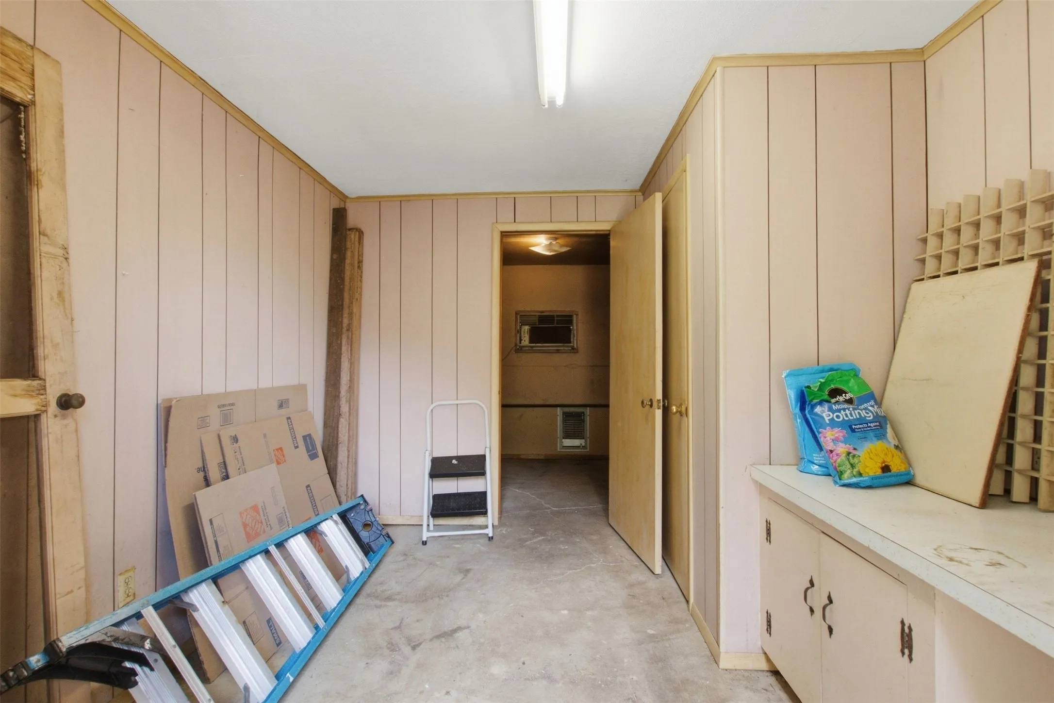 Single Family Residence For Rent in Dallas County , 6445 Glennox Lane, Dallas, Texas 75214, 2 Bedroom, 2 Bathroom, 2 Garage spaces, 1,373 Sqft, built in 1954, mls#21390656, Real Estate Agent in Dallas, Homes For Rent in Dallas county, Homes For Rent in Dallas, Realtor in Dallas Texas, Real Estate Brokerage Independent Realty Texas, Luminita Cordes Realtor