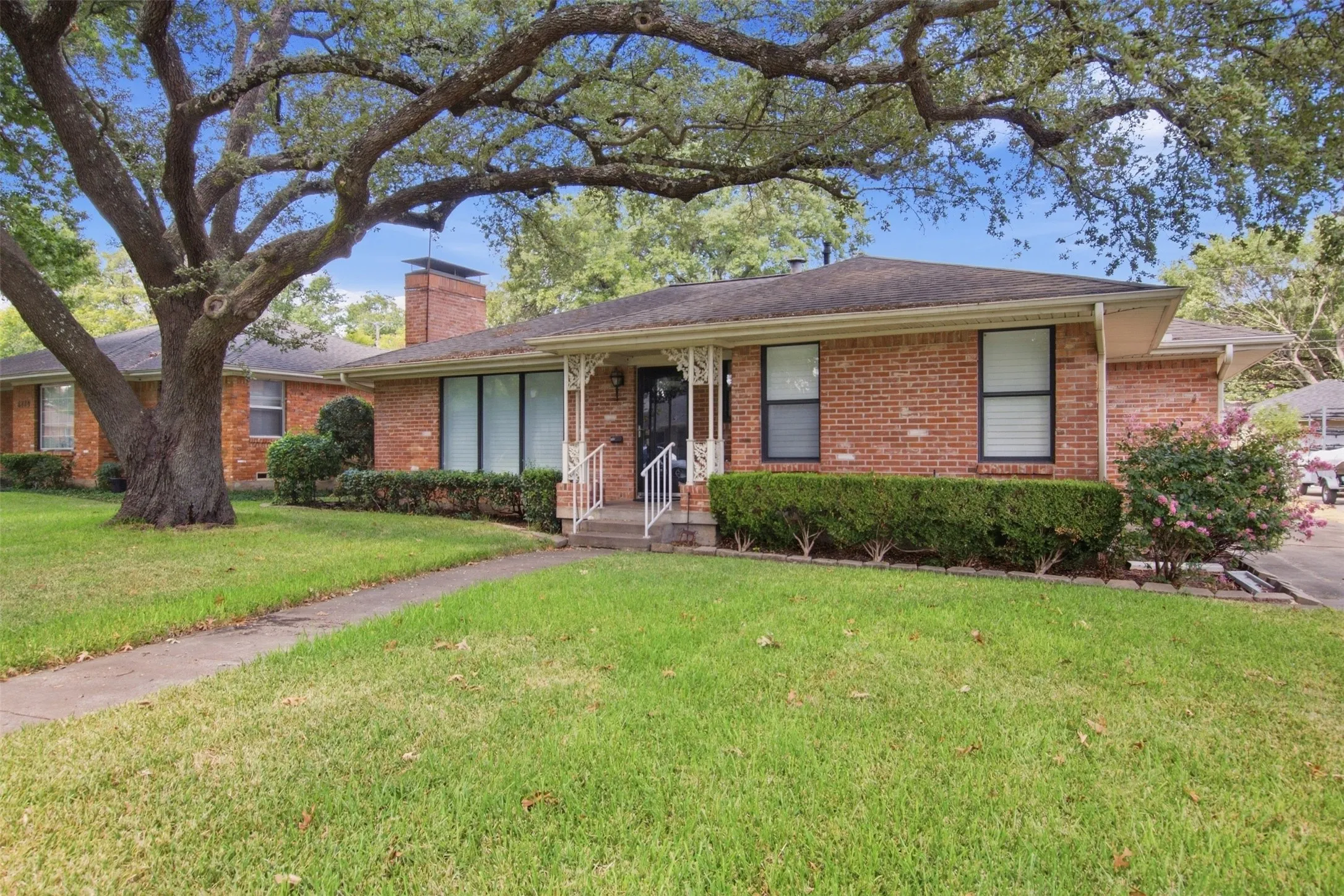 Single Family Residence For Rent in Dallas County , 6445 Glennox Lane, Dallas, Texas 75214, 2 Bedroom, 2 Bathroom, 2 Garage spaces, 1,373 Sqft, built in 1954, mls#21390656, Real Estate Agent in Dallas, Homes For Rent in Dallas county, Homes For Rent in Dallas, Realtor in Dallas Texas, Real Estate Brokerage Independent Realty Texas, Luminita Cordes Realtor