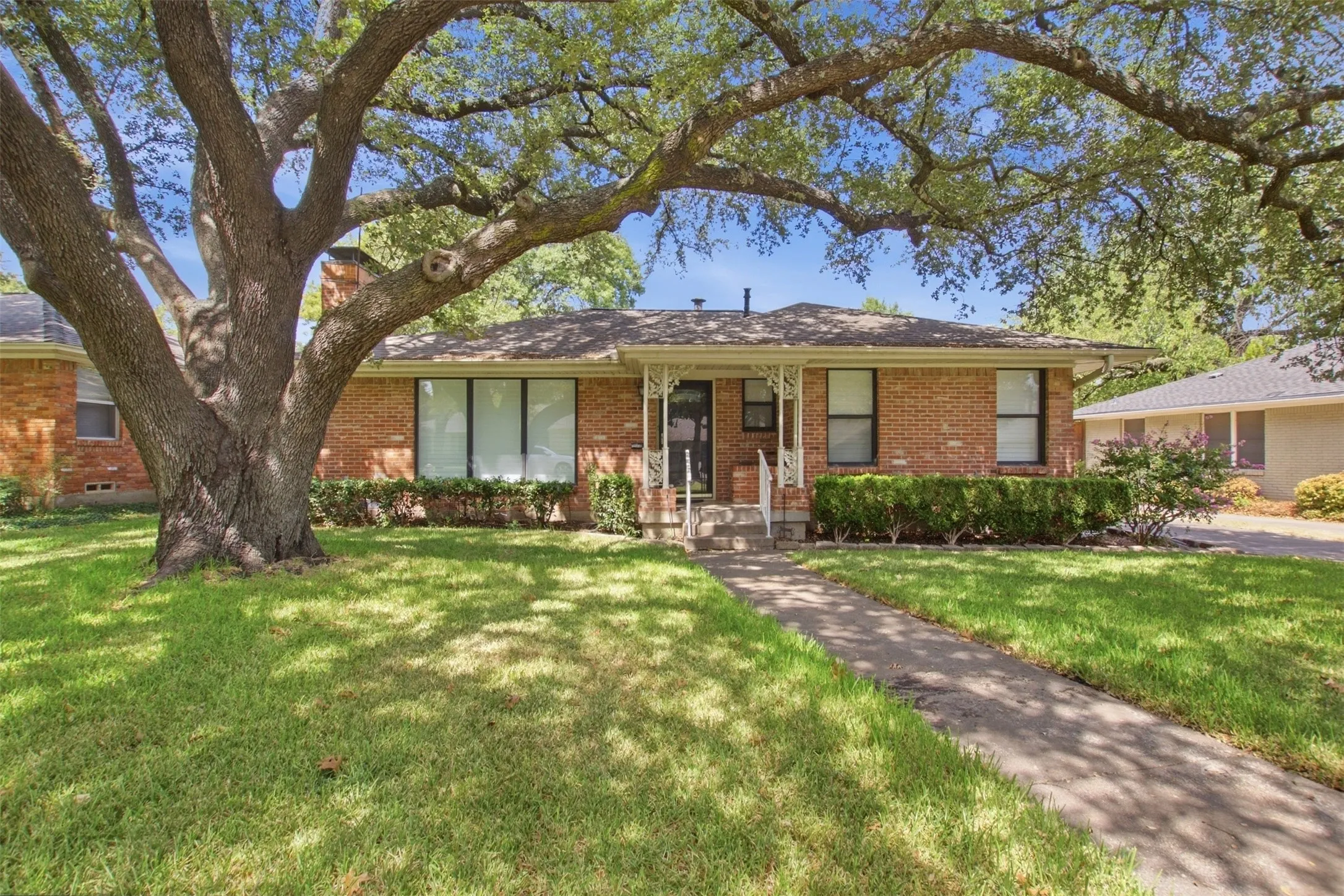 Single Family Residence For Rent in Dallas County , 6445 Glennox Lane, Dallas, Texas 75214, 2 Bedroom, 2 Bathroom, 2 Garage spaces, 1,373 Sqft, built in 1954, mls#21390656, Real Estate Agent in Dallas, Homes For Rent in Dallas county, Homes For Rent in Dallas, Realtor in Dallas Texas, Real Estate Brokerage Independent Realty Texas, Luminita Cordes Realtor