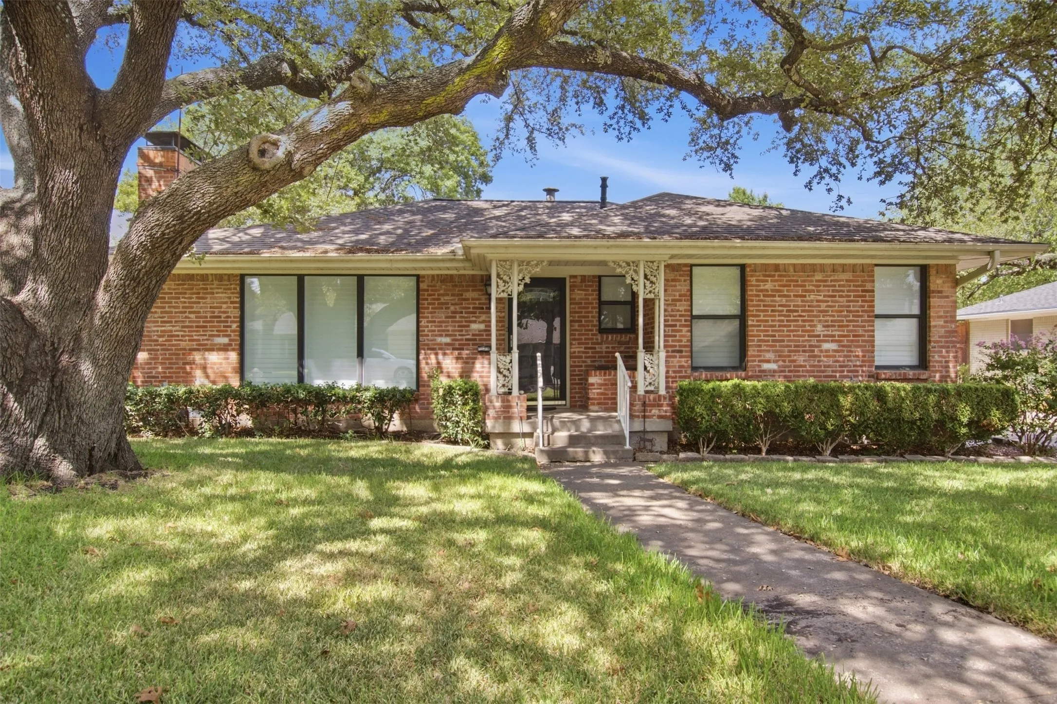 Single Family Residence For Rent in Dallas County , 6445 Glennox Lane, Dallas, Texas 75214, 2 Bedroom, 2 Bathroom, 2 Garage spaces, 1,373 Sqft, built in 1954, mls#21390656, Real Estate Agent in Dallas, Homes For Rent in Dallas county, Homes For Rent in Dallas, Realtor in Dallas Texas, Real Estate Brokerage Independent Realty Texas, Luminita Cordes Realtor