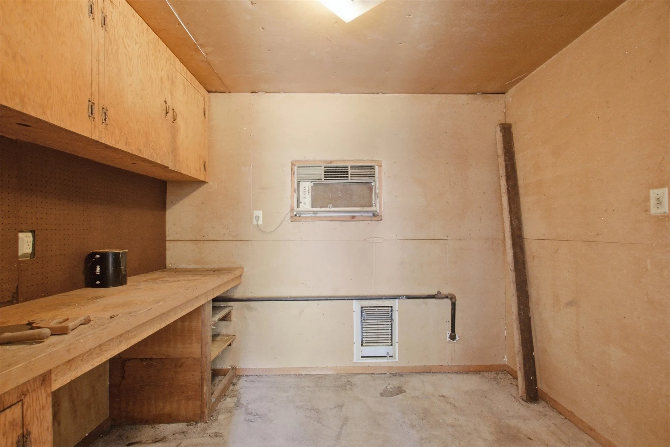 Single Family Residence For Rent in Dallas County , 6445 Glennox Lane, Dallas, Texas 75214, 2 Bedroom, 2 Bathroom, 2 Garage spaces, 1,373 Sqft, built in 1954, mls#21390656, Real Estate Agent in Dallas, Homes For Rent in Dallas county, Homes For Rent in Dallas, Realtor in Dallas Texas, Real Estate Brokerage Independent Realty Texas, Luminita Cordes Realtor