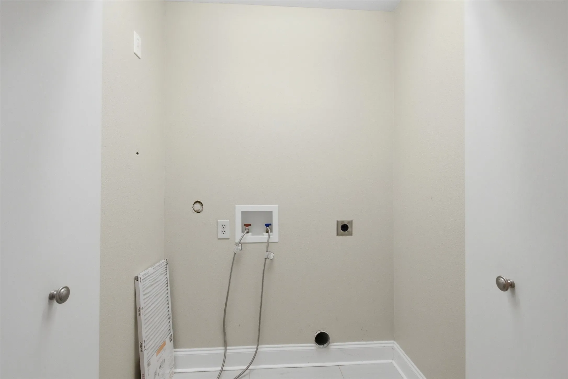 Single Family Residence For Rent in Dallas County , 6445 Glennox Lane, Dallas, Texas 75214, 2 Bedroom, 2 Bathroom, 2 Garage spaces, 1,373 Sqft, built in 1954, mls#21390656, Real Estate Agent in Dallas, Homes For Rent in Dallas county, Homes For Rent in Dallas, Realtor in Dallas Texas, Real Estate Brokerage Independent Realty Texas, Luminita Cordes Realtor