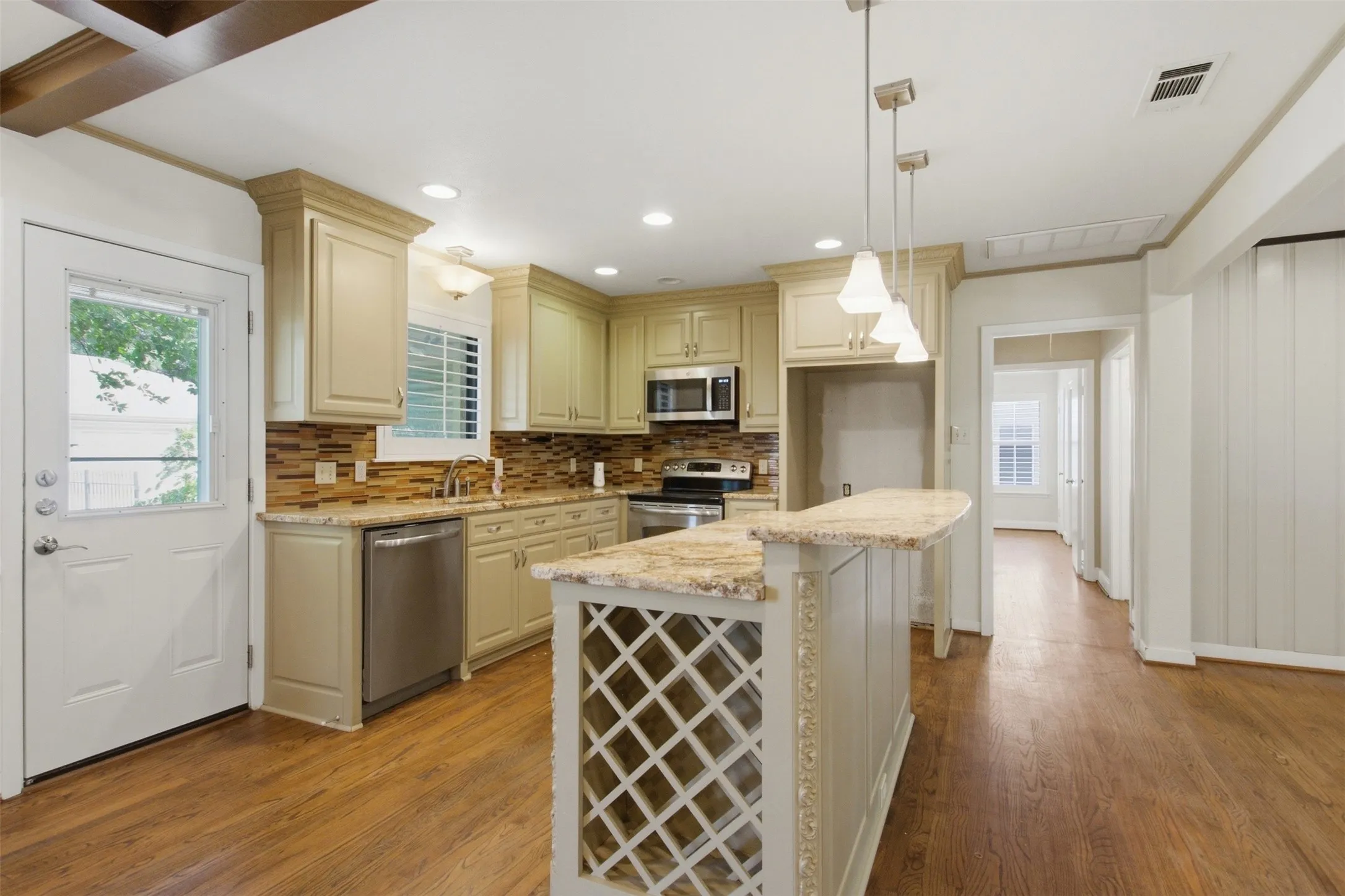Single Family Residence For Rent in Dallas County , 6445 Glennox Lane, Dallas, Texas 75214, 2 Bedroom, 2 Bathroom, 2 Garage spaces, 1,373 Sqft, built in 1954, mls#21390656, Real Estate Agent in Dallas, Homes For Rent in Dallas county, Homes For Rent in Dallas, Realtor in Dallas Texas, Real Estate Brokerage Independent Realty Texas, Luminita Cordes Realtor