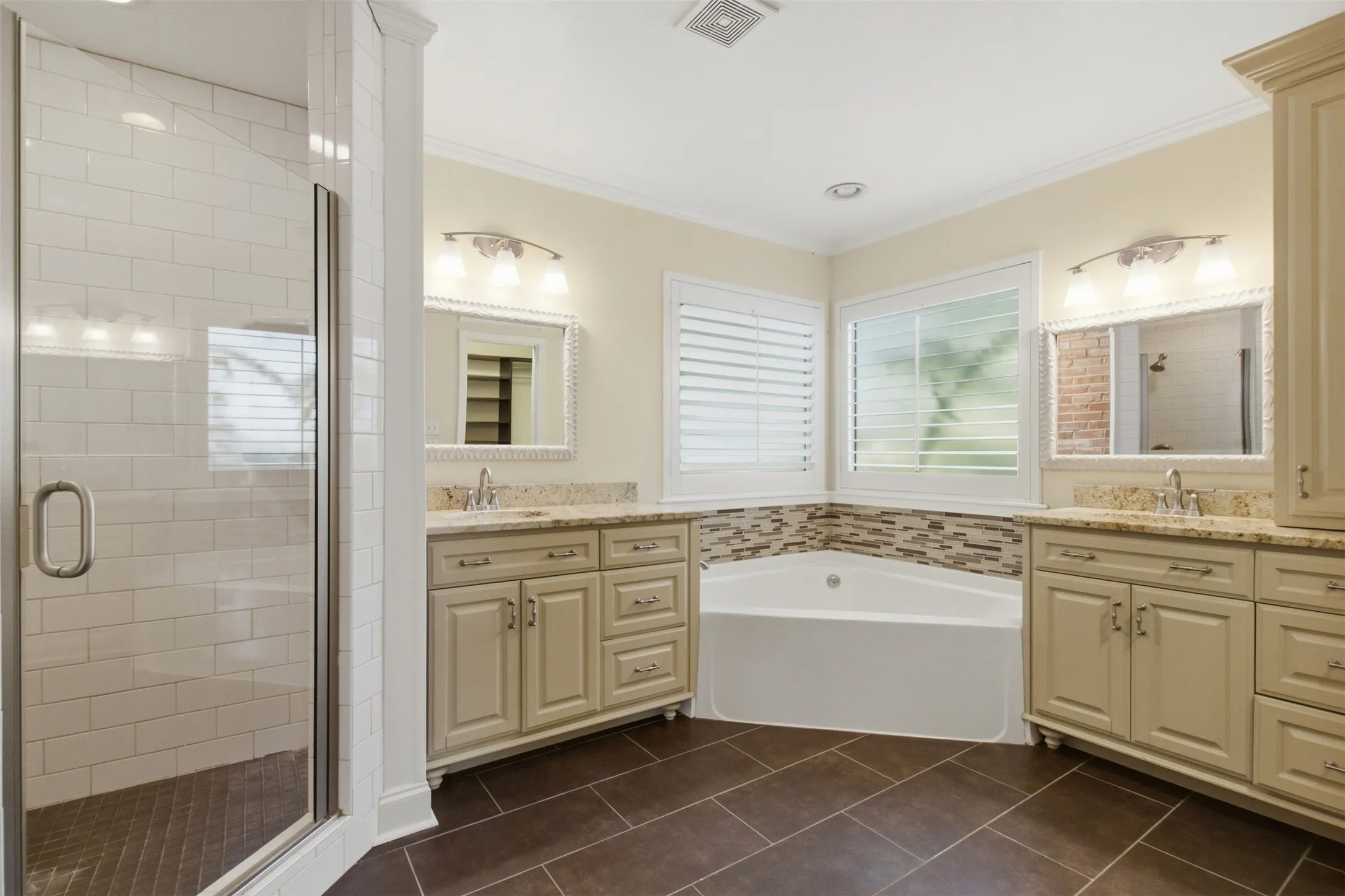 Single Family Residence For Rent in Dallas County , 6445 Glennox Lane, Dallas, Texas 75214, 2 Bedroom, 2 Bathroom, 2 Garage spaces, 1,373 Sqft, built in 1954, mls#21390656, Real Estate Agent in Dallas, Homes For Rent in Dallas county, Homes For Rent in Dallas, Realtor in Dallas Texas, Real Estate Brokerage Independent Realty Texas, Luminita Cordes Realtor
