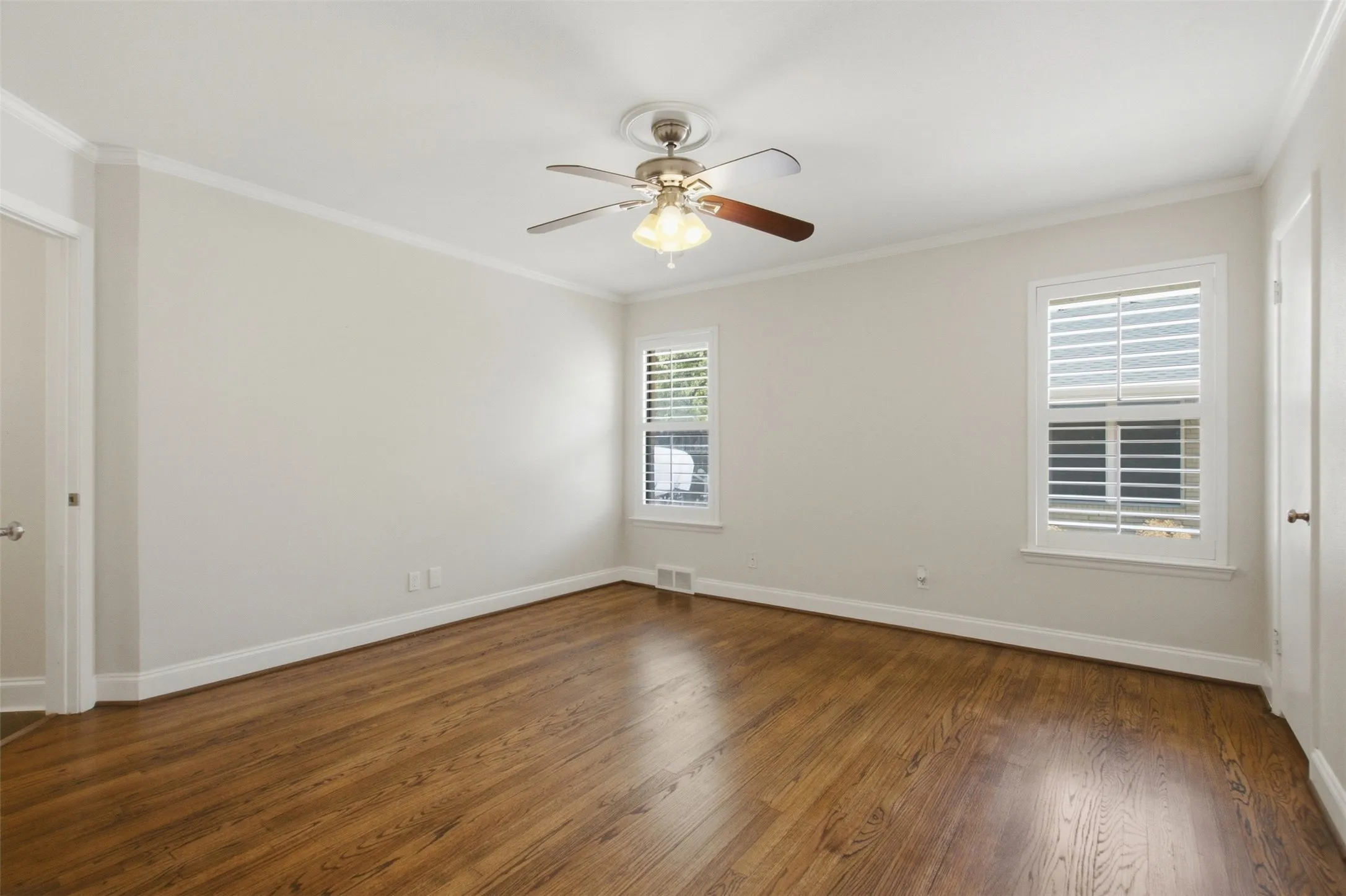 Single Family Residence For Rent in Dallas County , 6445 Glennox Lane, Dallas, Texas 75214, 2 Bedroom, 2 Bathroom, 2 Garage spaces, 1,373 Sqft, built in 1954, mls#21390656, Real Estate Agent in Dallas, Homes For Rent in Dallas county, Homes For Rent in Dallas, Realtor in Dallas Texas, Real Estate Brokerage Independent Realty Texas, Luminita Cordes Realtor