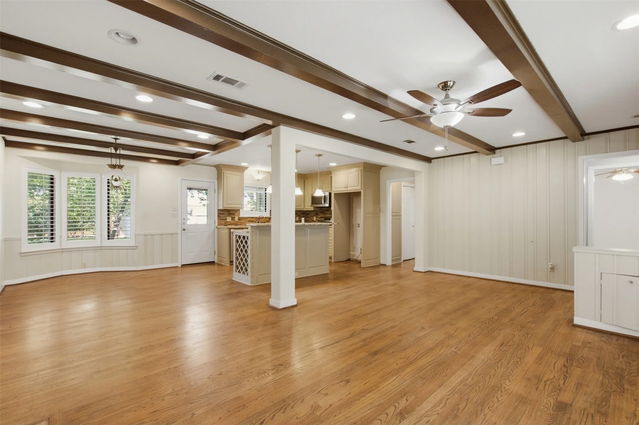 Single Family Residence For Rent in Dallas County , 6445 Glennox Lane, Dallas, Texas 75214, 2 Bedroom, 2 Bathroom, 2 Garage spaces, 1,373 Sqft, built in 1954, mls#21390656, Real Estate Agent in Dallas, Homes For Rent in Dallas county, Homes For Rent in Dallas, Realtor in Dallas Texas, Real Estate Brokerage Independent Realty Texas, Luminita Cordes Realtor