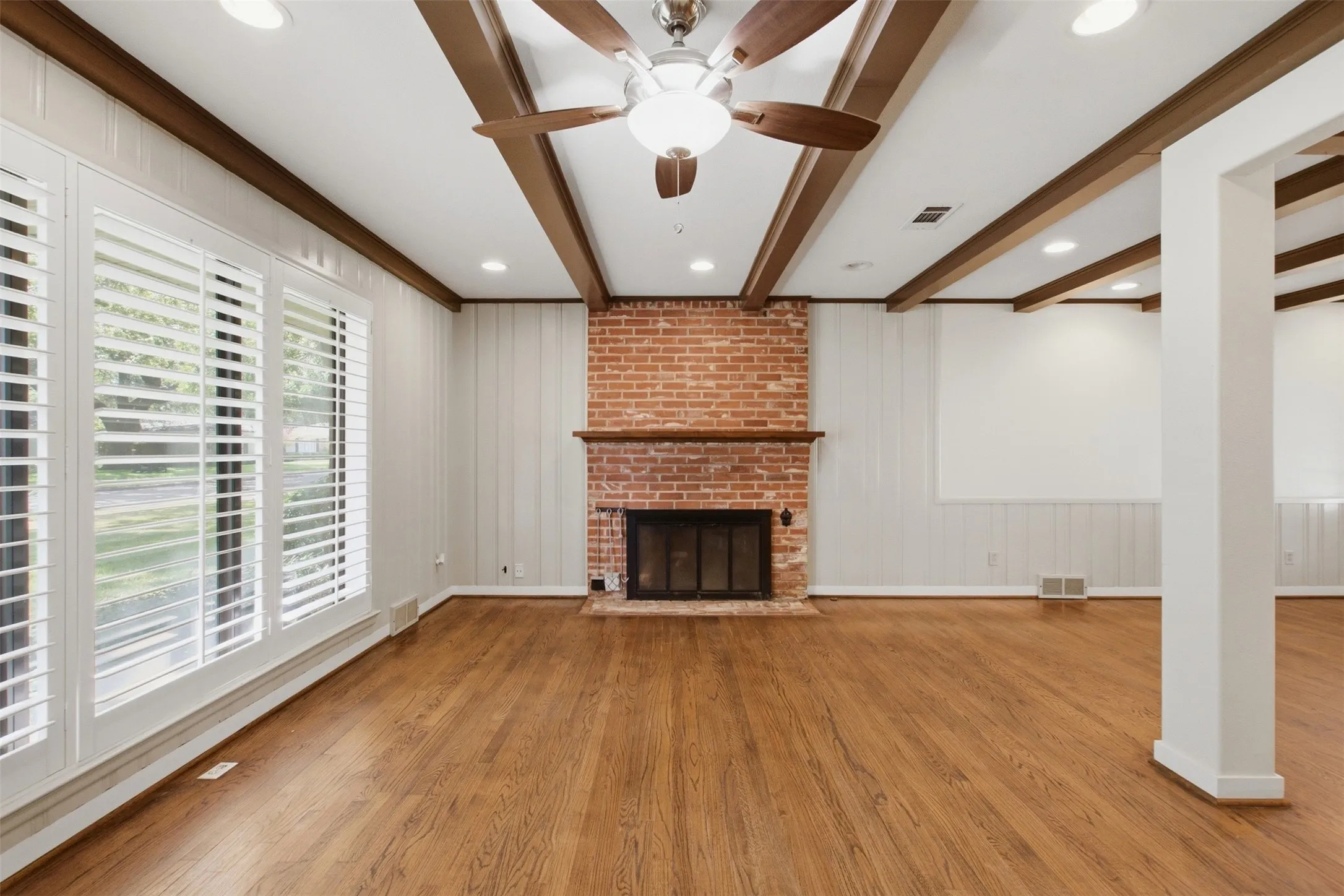 Single Family Residence For Rent in Dallas County , 6445 Glennox Lane, Dallas, Texas 75214, 2 Bedroom, 2 Bathroom, 2 Garage spaces, 1,373 Sqft, built in 1954, mls#21390656, Real Estate Agent in Dallas, Homes For Rent in Dallas county, Homes For Rent in Dallas, Realtor in Dallas Texas, Real Estate Brokerage Independent Realty Texas, Luminita Cordes Realtor