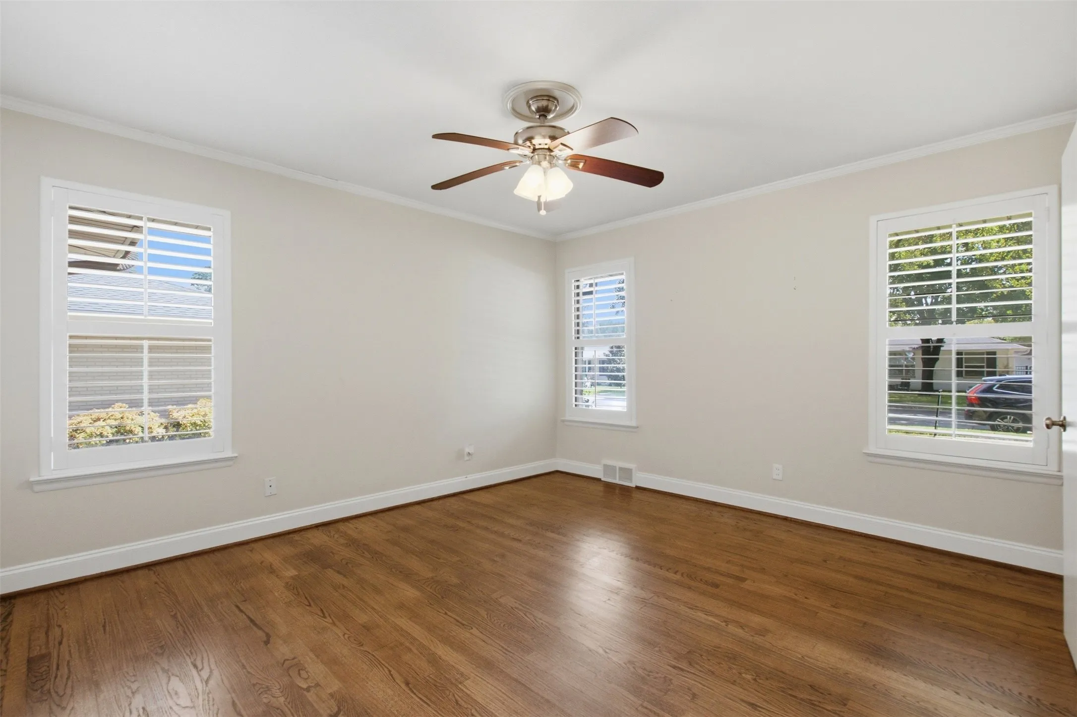 Single Family Residence For Rent in Dallas County , 6445 Glennox Lane, Dallas, Texas 75214, 2 Bedroom, 2 Bathroom, 2 Garage spaces, 1,373 Sqft, built in 1954, mls#21390656, Real Estate Agent in Dallas, Homes For Rent in Dallas county, Homes For Rent in Dallas, Realtor in Dallas Texas, Real Estate Brokerage Independent Realty Texas, Luminita Cordes Realtor
