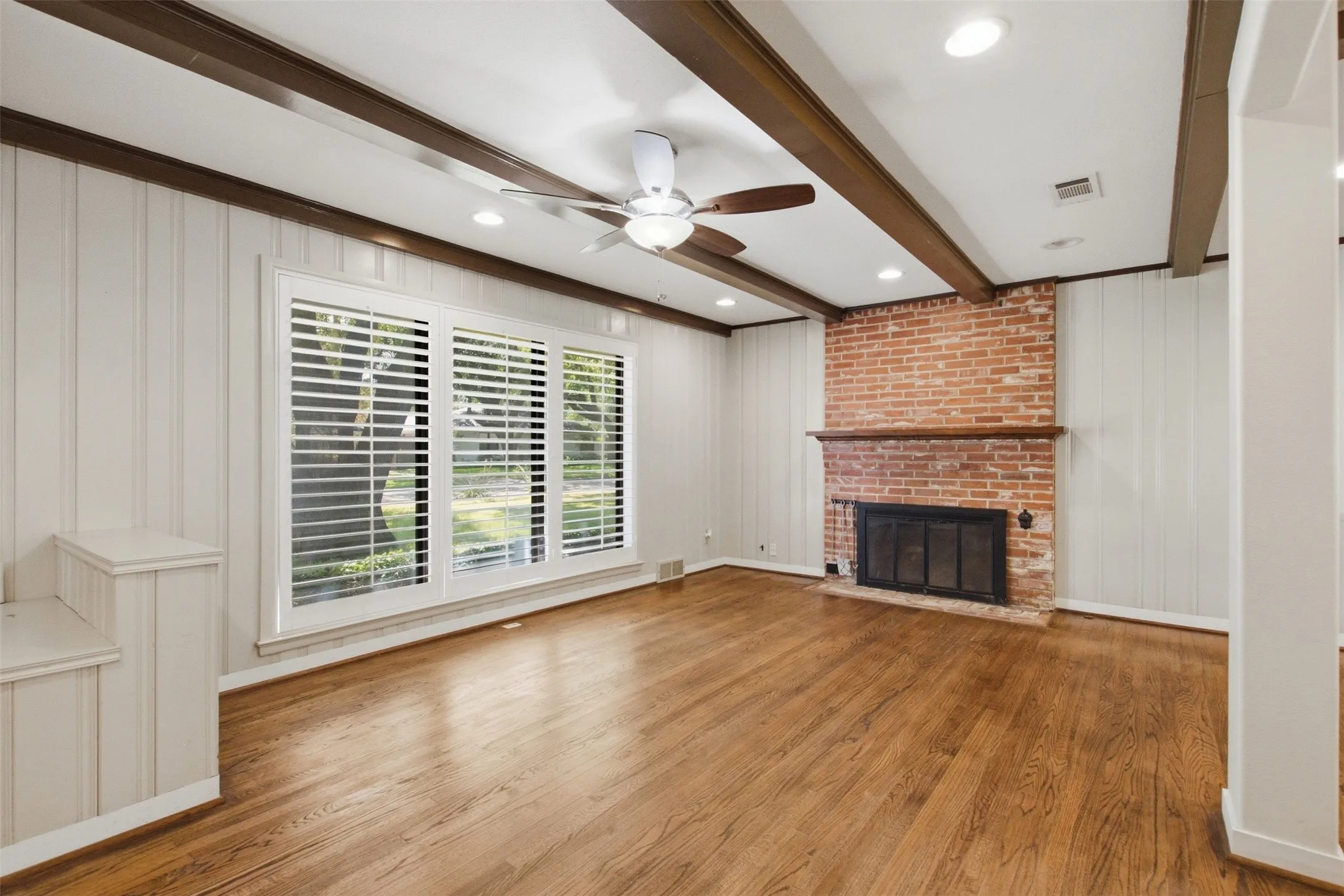 Single Family Residence For Rent in Dallas County , 6445 Glennox Lane, Dallas, Texas 75214, 2 Bedroom, 2 Bathroom, 2 Garage spaces, 1,373 Sqft, built in 1954, mls#21390656, Real Estate Agent in Dallas, Homes For Rent in Dallas county, Homes For Rent in Dallas, Realtor in Dallas Texas, Real Estate Brokerage Independent Realty Texas, Luminita Cordes Realtor