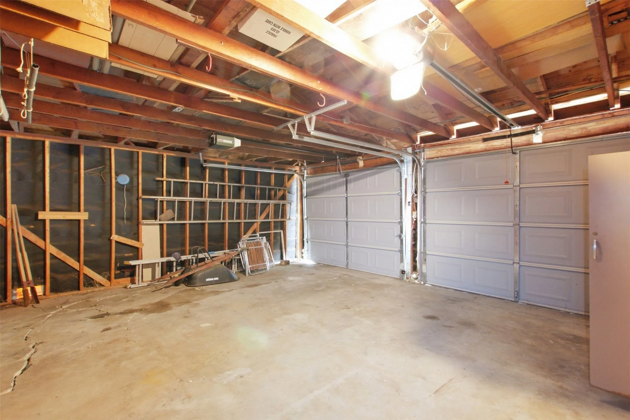 Single Family Residence For Rent in Dallas County , 6445 Glennox Lane, Dallas, Texas 75214, 2 Bedroom, 2 Bathroom, 2 Garage spaces, 1,373 Sqft, built in 1954, mls#21390656, Real Estate Agent in Dallas, Homes For Rent in Dallas county, Homes For Rent in Dallas, Realtor in Dallas Texas, Real Estate Brokerage Independent Realty Texas, Luminita Cordes Realtor