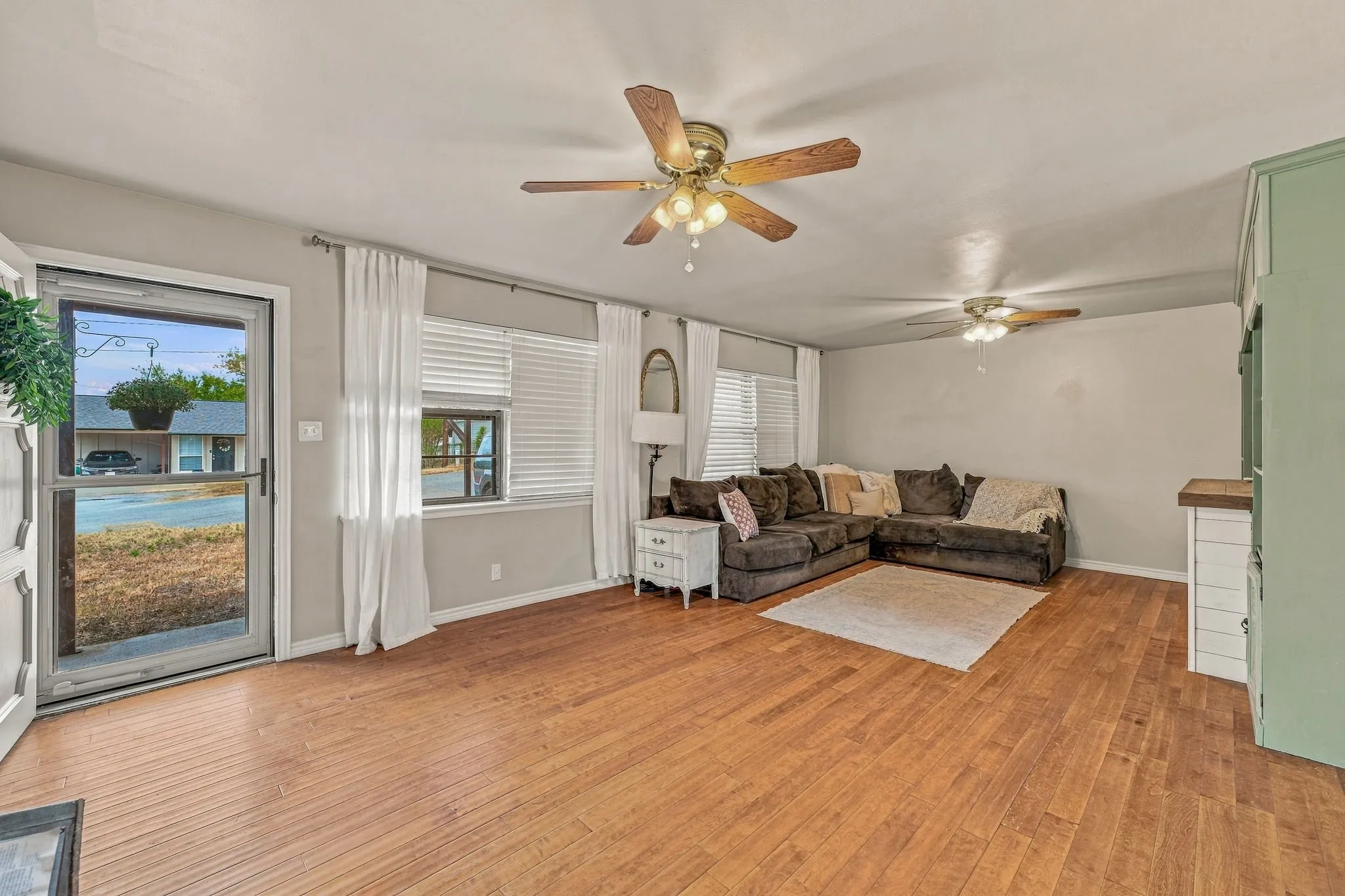 Single Family Residence For Sale in Parker County , 525 Vine Street, Weatherford, Texas 76086, 3 Bedroom, 2 Bathroom, Garage spaces, 1,370 Sqft, built in 1977, mls#21390247, Real Estate Agent in Weatherford, Homes For Sale in Parker county, Homes For Sale in Weatherford, Realtor in Weatherford Texas, Real Estate Brokerage Independent Realty Texas, Luminita Cordes Realtor