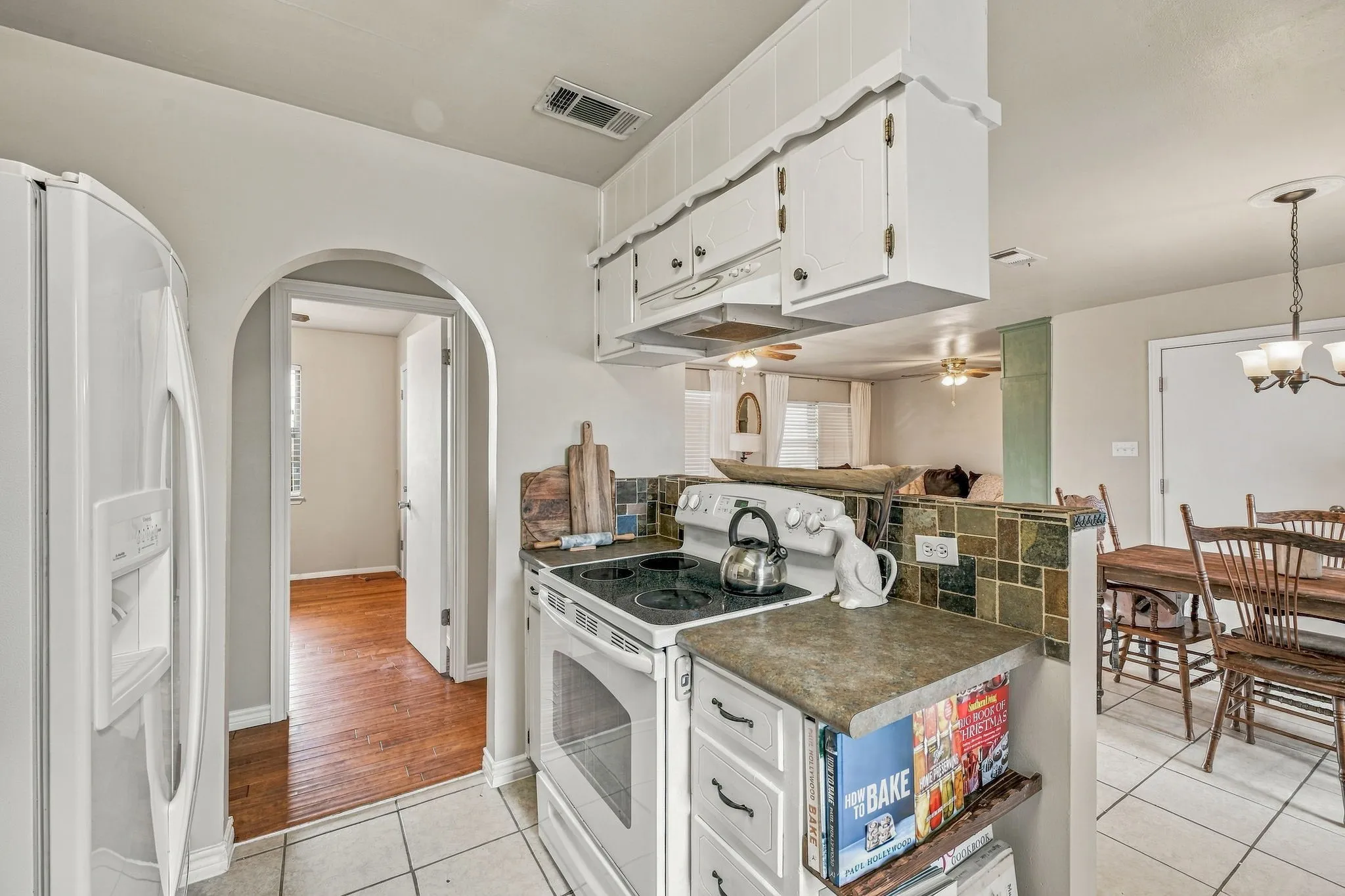 Single Family Residence For Sale in Parker County , 525 Vine Street, Weatherford, Texas 76086, 3 Bedroom, 2 Bathroom, Garage spaces, 1,370 Sqft, built in 1977, mls#21390247, Real Estate Agent in Weatherford, Homes For Sale in Parker county, Homes For Sale in Weatherford, Realtor in Weatherford Texas, Real Estate Brokerage Independent Realty Texas, Luminita Cordes Realtor