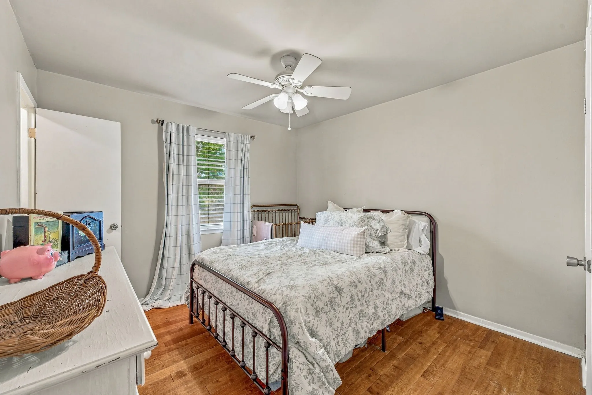 Single Family Residence For Sale in Parker County , 525 Vine Street, Weatherford, Texas 76086, 3 Bedroom, 2 Bathroom, Garage spaces, 1,370 Sqft, built in 1977, mls#21390247, Real Estate Agent in Weatherford, Homes For Sale in Parker county, Homes For Sale in Weatherford, Realtor in Weatherford Texas, Real Estate Brokerage Independent Realty Texas, Luminita Cordes Realtor