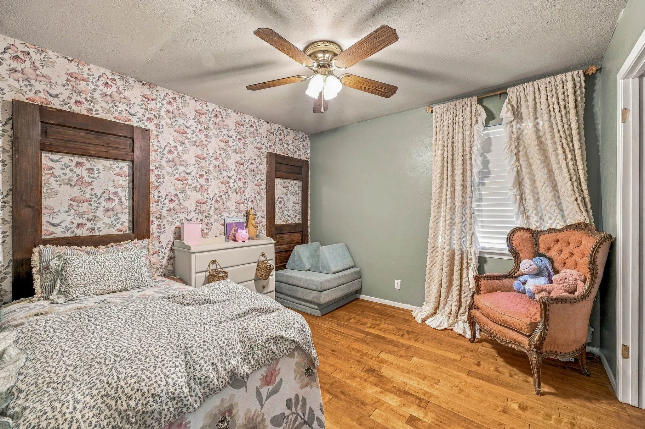Single Family Residence For Sale in Parker County , 525 Vine Street, Weatherford, Texas 76086, 3 Bedroom, 2 Bathroom, Garage spaces, 1,370 Sqft, built in 1977, mls#21390247, Real Estate Agent in Weatherford, Homes For Sale in Parker county, Homes For Sale in Weatherford, Realtor in Weatherford Texas, Real Estate Brokerage Independent Realty Texas, Luminita Cordes Realtor