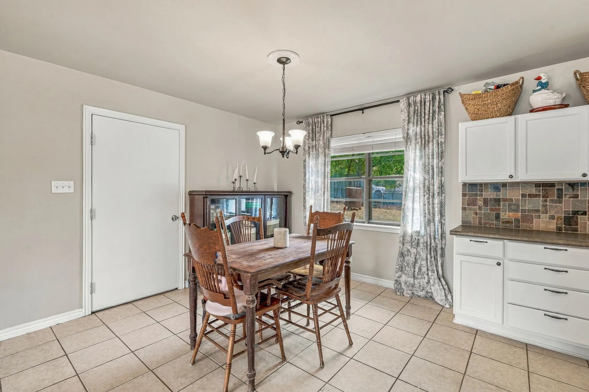 Single Family Residence For Sale in Parker County , 525 Vine Street, Weatherford, Texas 76086, 3 Bedroom, 2 Bathroom, Garage spaces, 1,370 Sqft, built in 1977, mls#21390247, Real Estate Agent in Weatherford, Homes For Sale in Parker county, Homes For Sale in Weatherford, Realtor in Weatherford Texas, Real Estate Brokerage Independent Realty Texas, Luminita Cordes Realtor
