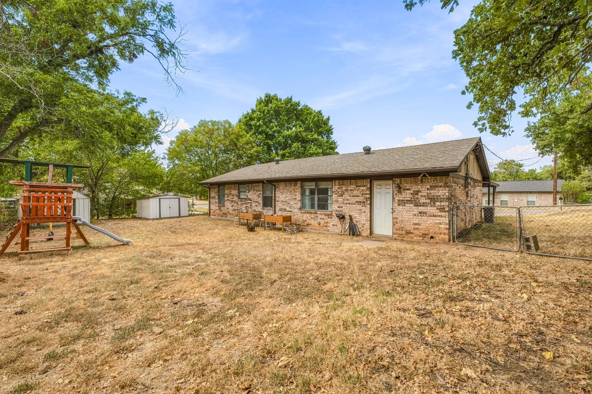 Single Family Residence For Sale in Parker County , 525 Vine Street, Weatherford, Texas 76086, 3 Bedroom, 2 Bathroom, Garage spaces, 1,370 Sqft, built in 1977, mls#21390247, Real Estate Agent in Weatherford, Homes For Sale in Parker county, Homes For Sale in Weatherford, Realtor in Weatherford Texas, Real Estate Brokerage Independent Realty Texas, Luminita Cordes Realtor
