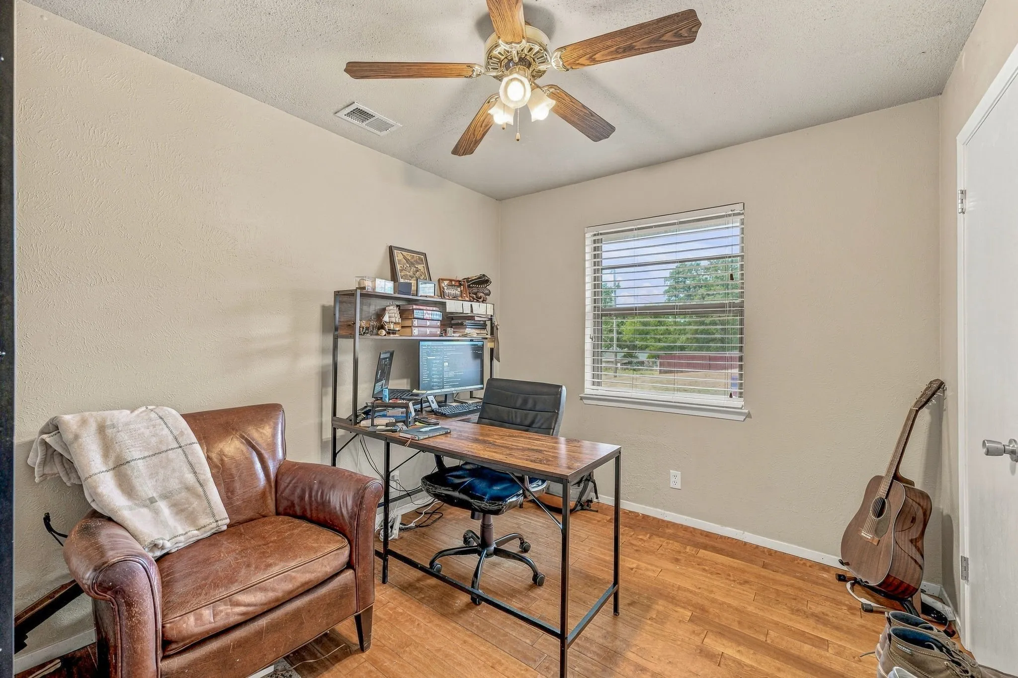 Single Family Residence For Sale in Parker County , 525 Vine Street, Weatherford, Texas 76086, 3 Bedroom, 2 Bathroom, Garage spaces, 1,370 Sqft, built in 1977, mls#21390247, Real Estate Agent in Weatherford, Homes For Sale in Parker county, Homes For Sale in Weatherford, Realtor in Weatherford Texas, Real Estate Brokerage Independent Realty Texas, Luminita Cordes Realtor