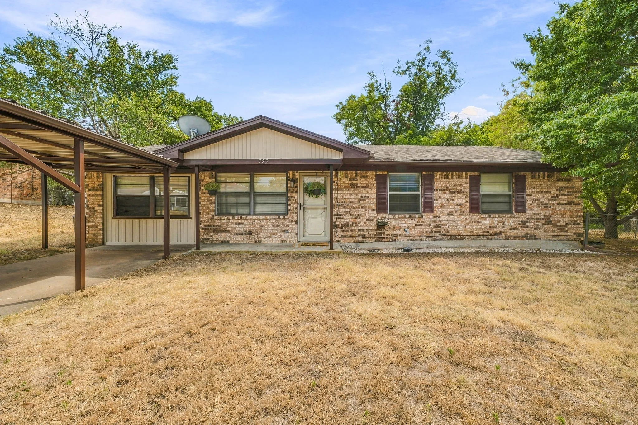 Single Family Residence For Sale in Parker County , 525 Vine Street, Weatherford, Texas 76086, 3 Bedroom, 2 Bathroom, Garage spaces, 1,370 Sqft, built in 1977, mls#21390247, Real Estate Agent in Weatherford, Homes For Sale in Parker county, Homes For Sale in Weatherford, Realtor in Weatherford Texas, Real Estate Brokerage Independent Realty Texas, Luminita Cordes Realtor