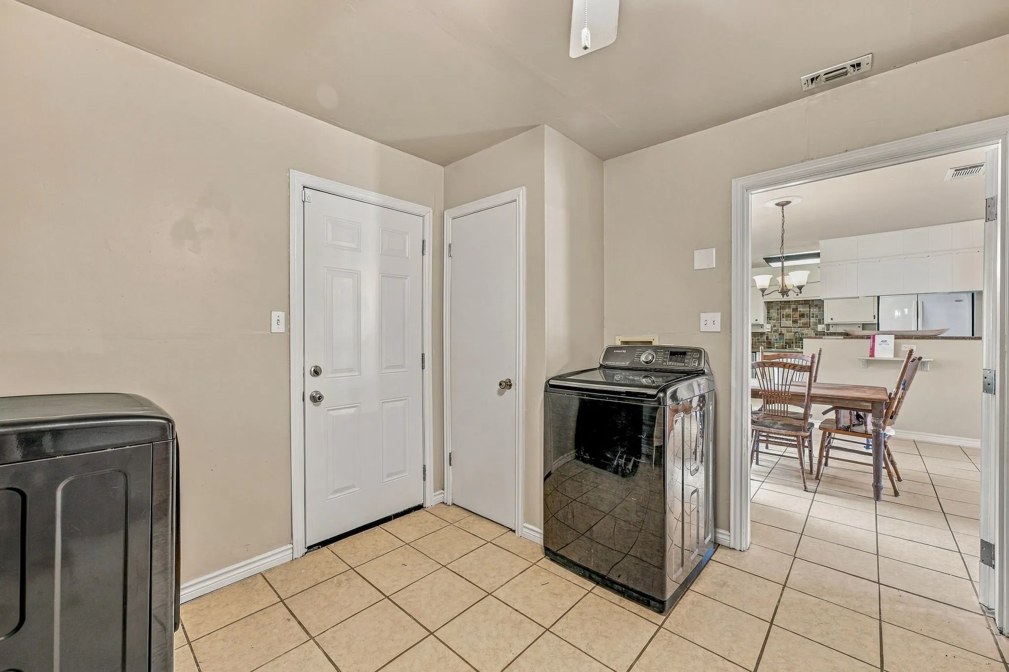 Single Family Residence For Sale in Parker County , 525 Vine Street, Weatherford, Texas 76086, 3 Bedroom, 2 Bathroom, Garage spaces, 1,370 Sqft, built in 1977, mls#21390247, Real Estate Agent in Weatherford, Homes For Sale in Parker county, Homes For Sale in Weatherford, Realtor in Weatherford Texas, Real Estate Brokerage Independent Realty Texas, Luminita Cordes Realtor